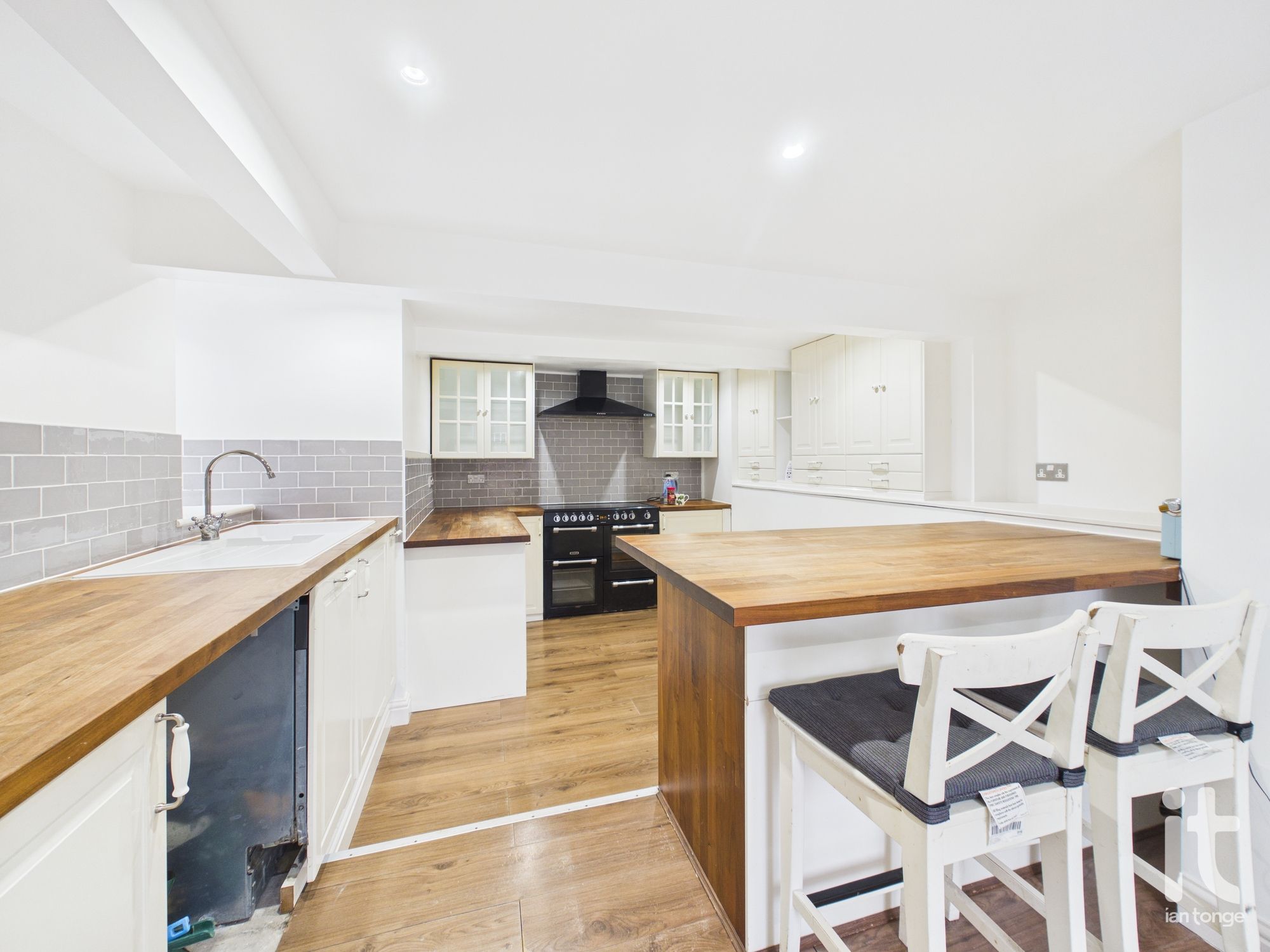 2 bedroom end terraced house For Sale in Stockport - Photograph 3.