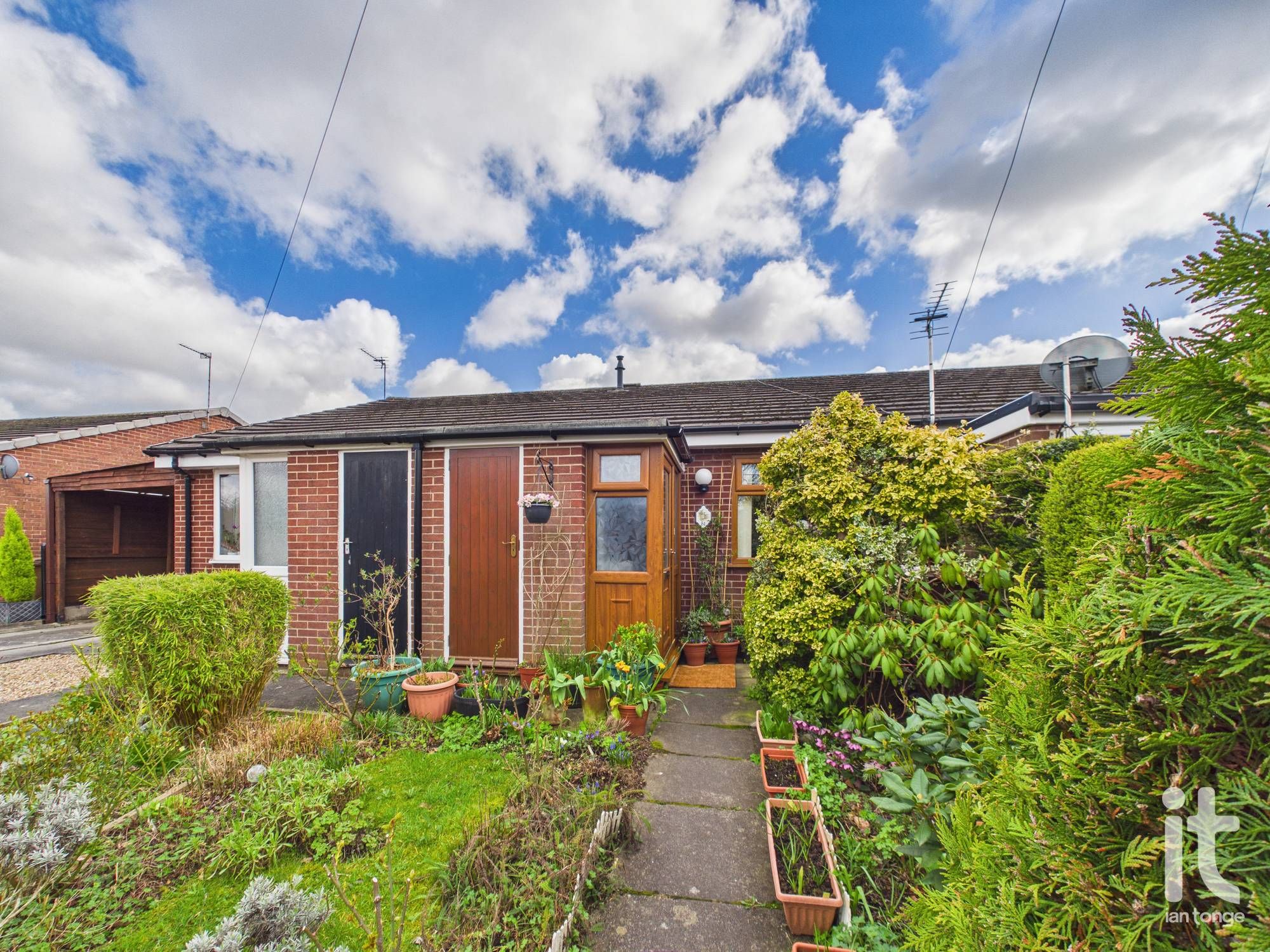 1 bedroom terraced bungalow For Sale in Stockport - Photograph 1.
