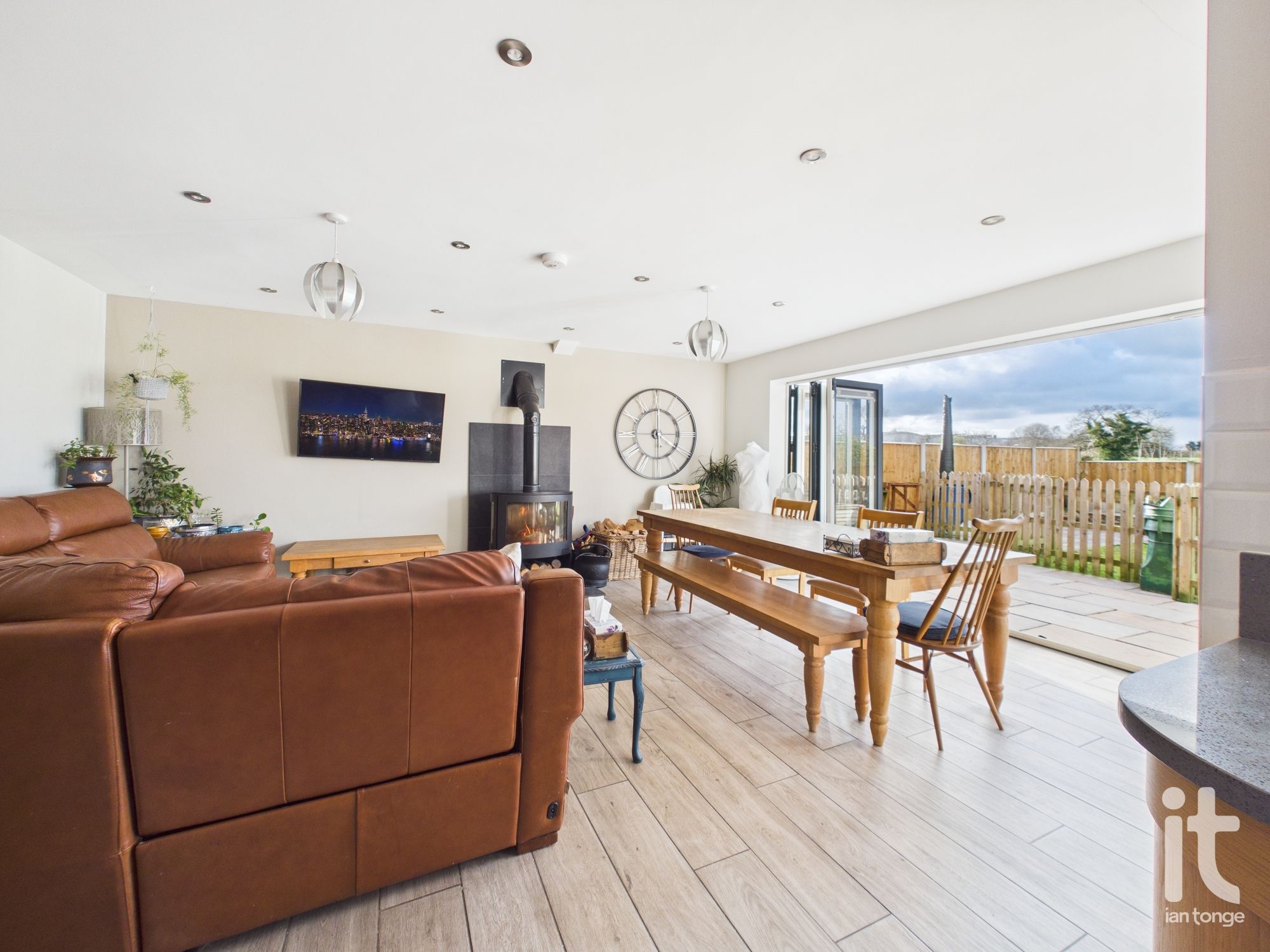 6 bedroom semi-detached house Under Offer in Stockport - Photograph 14.