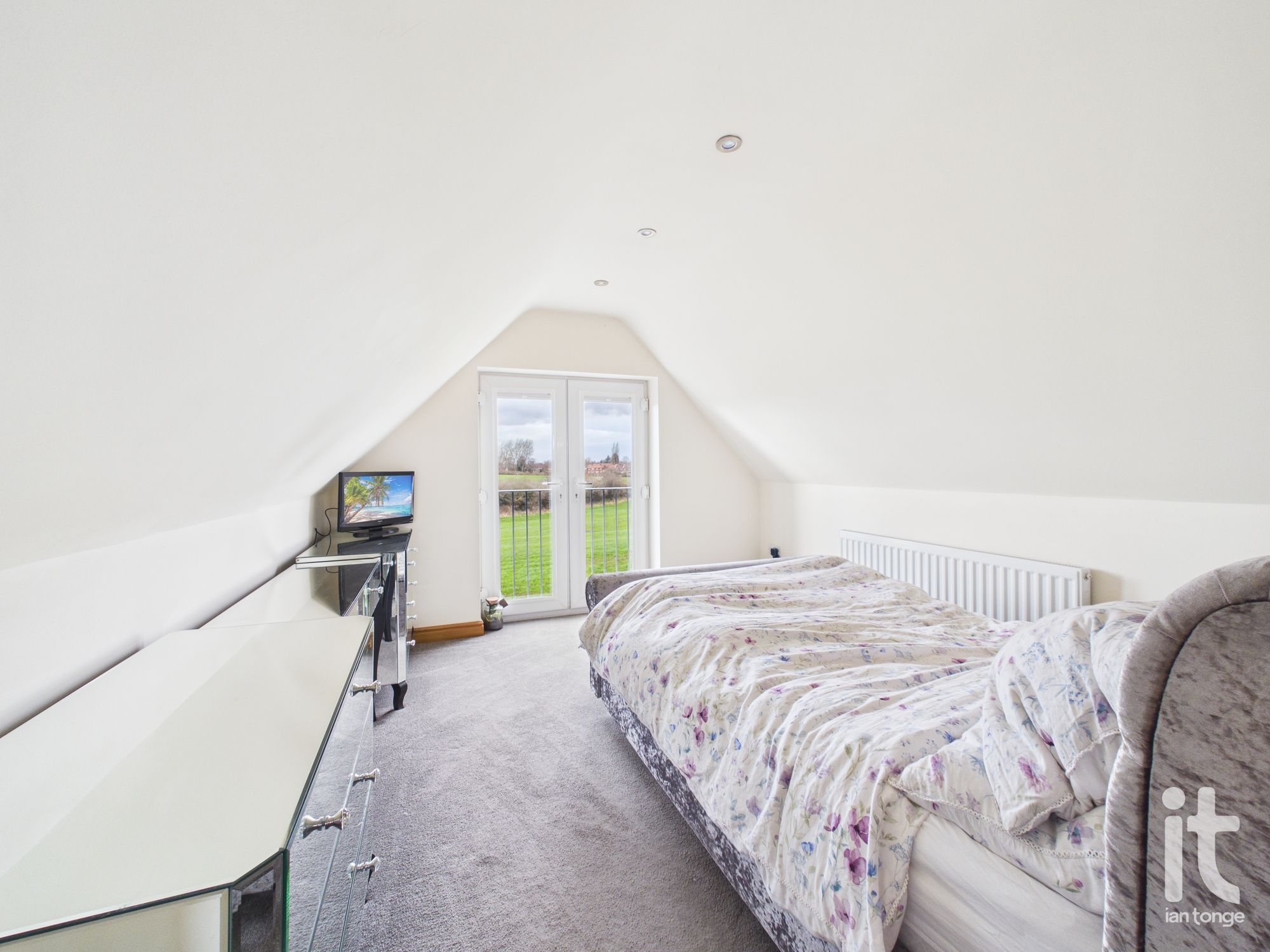 6 bedroom semi-detached house Under Offer in Stockport - Photograph 29.