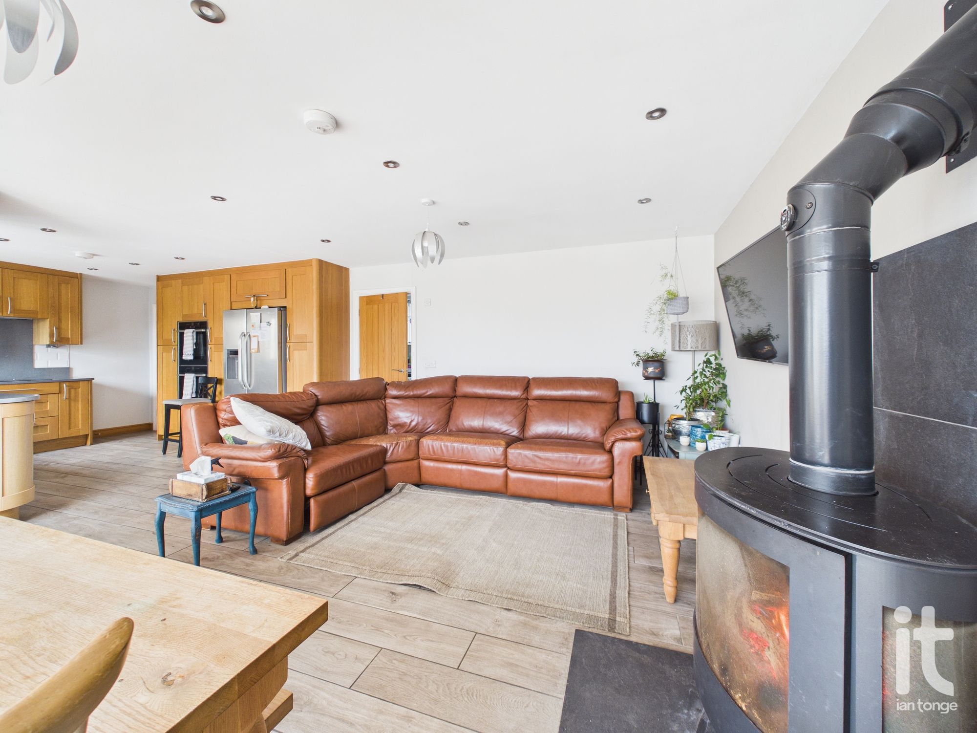 6 bedroom semi-detached house Under Offer in Stockport - Photograph 12.