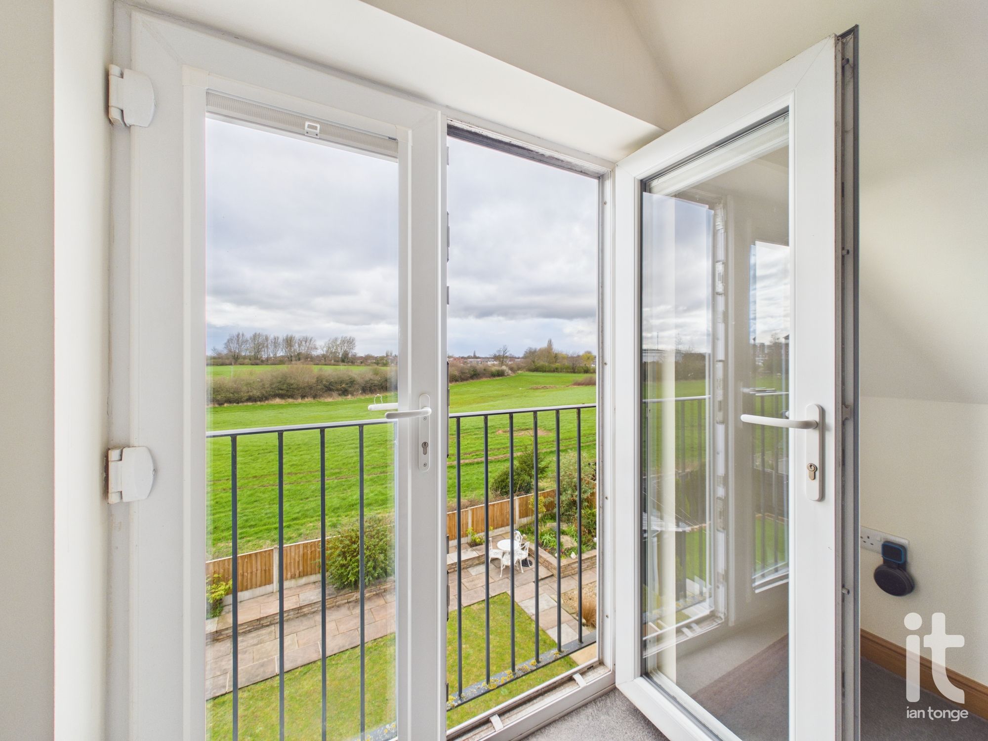 6 bedroom semi-detached house Under Offer in Stockport - Photograph 31.