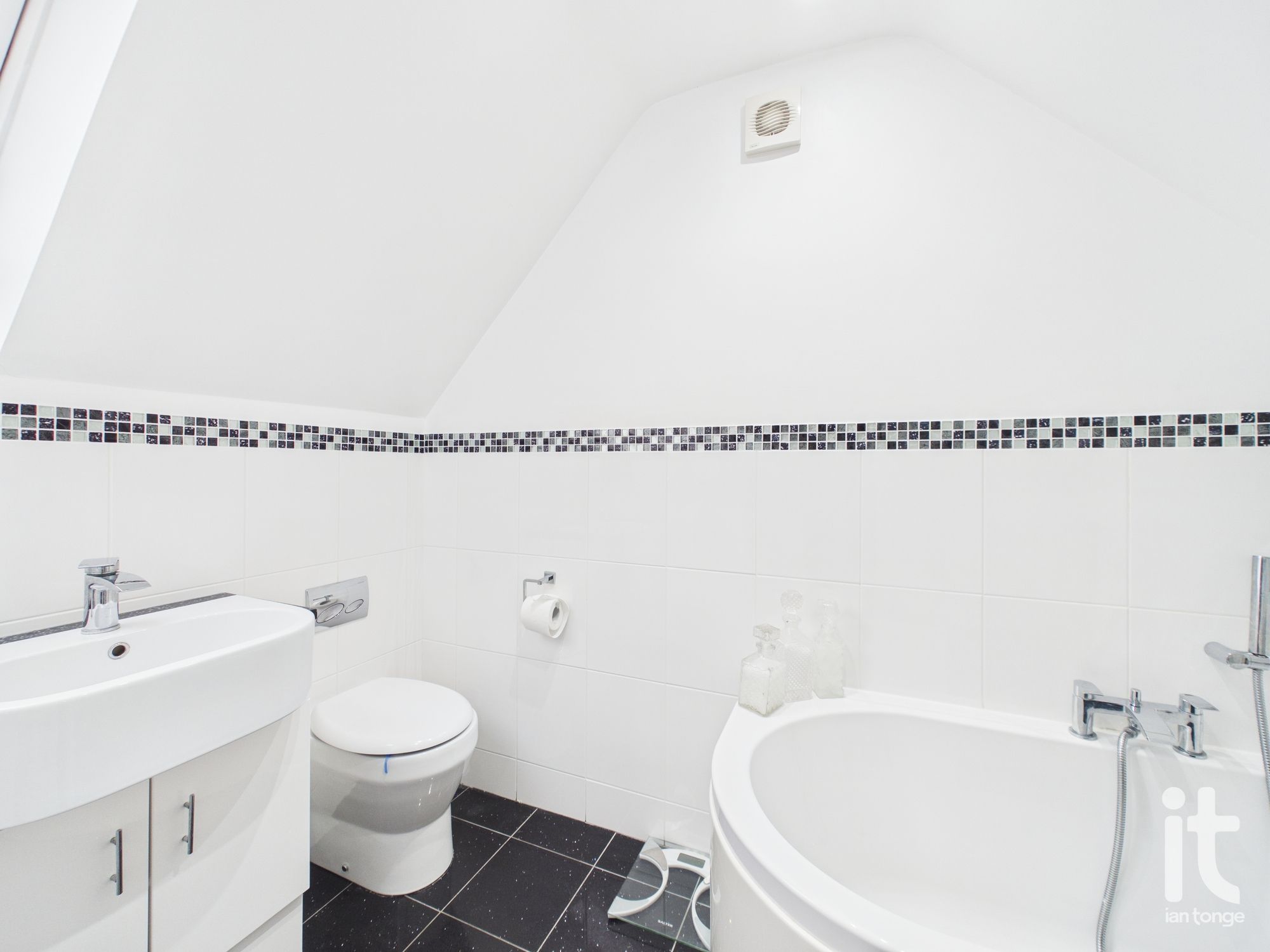 6 bedroom semi-detached house Under Offer in Stockport - Photograph 32.