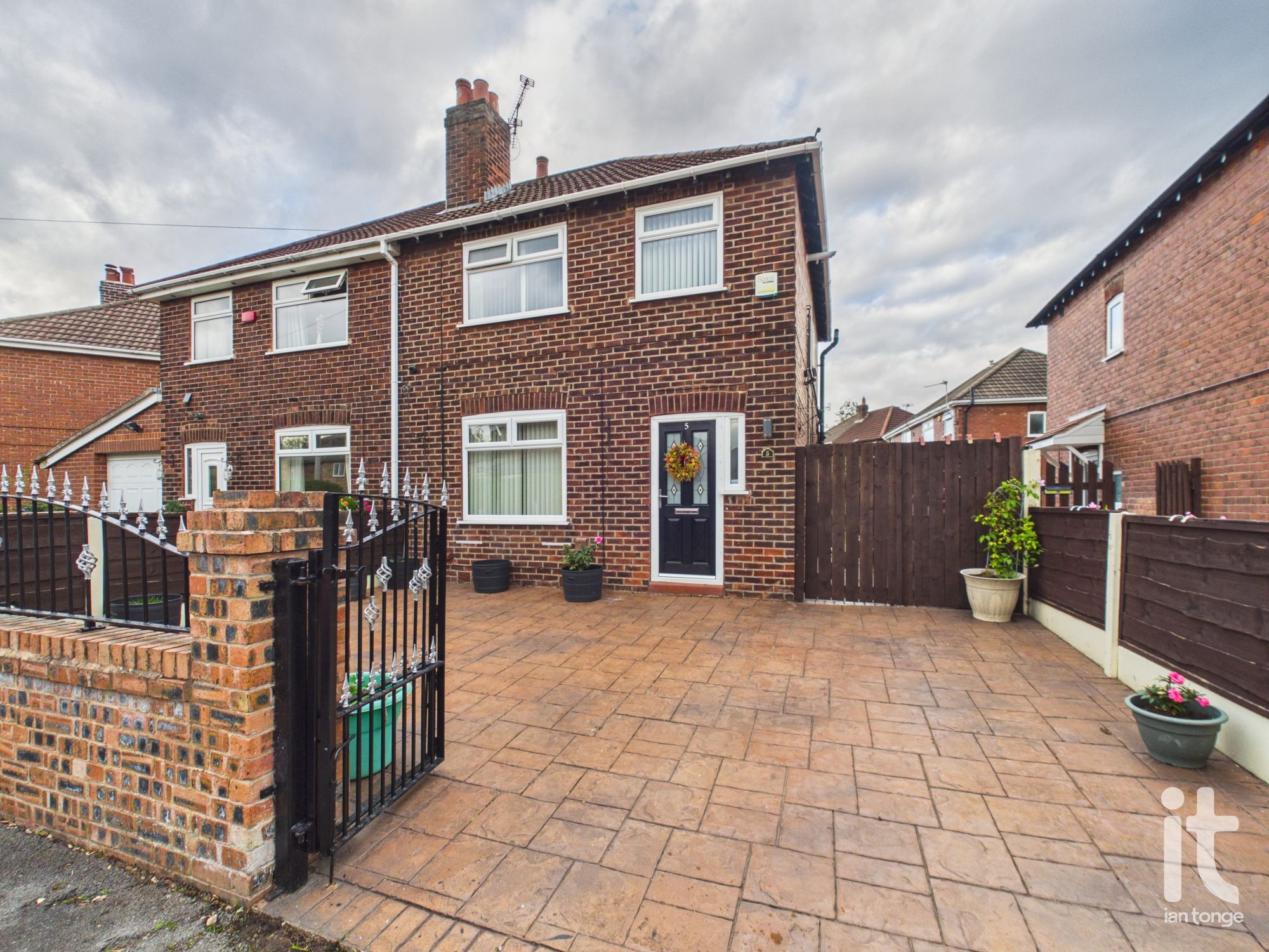 3 bedroom semi-detached house For Sale in Stockport - Property photograph.