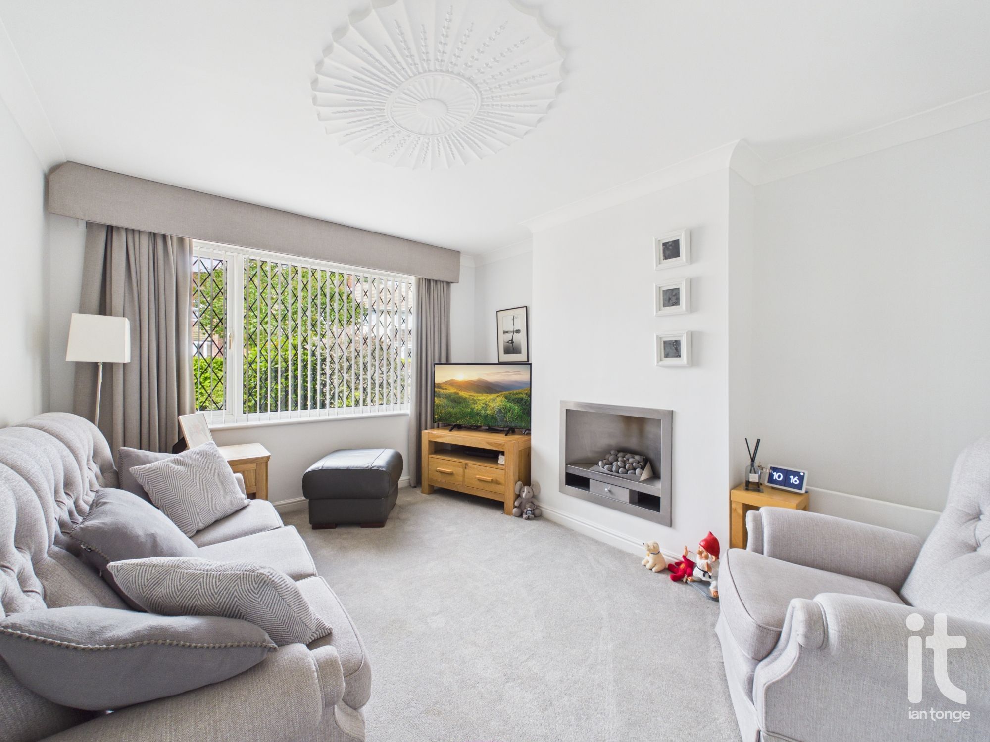 4 bedroom semi-detached house For Sale in Stockport - Property photograph.