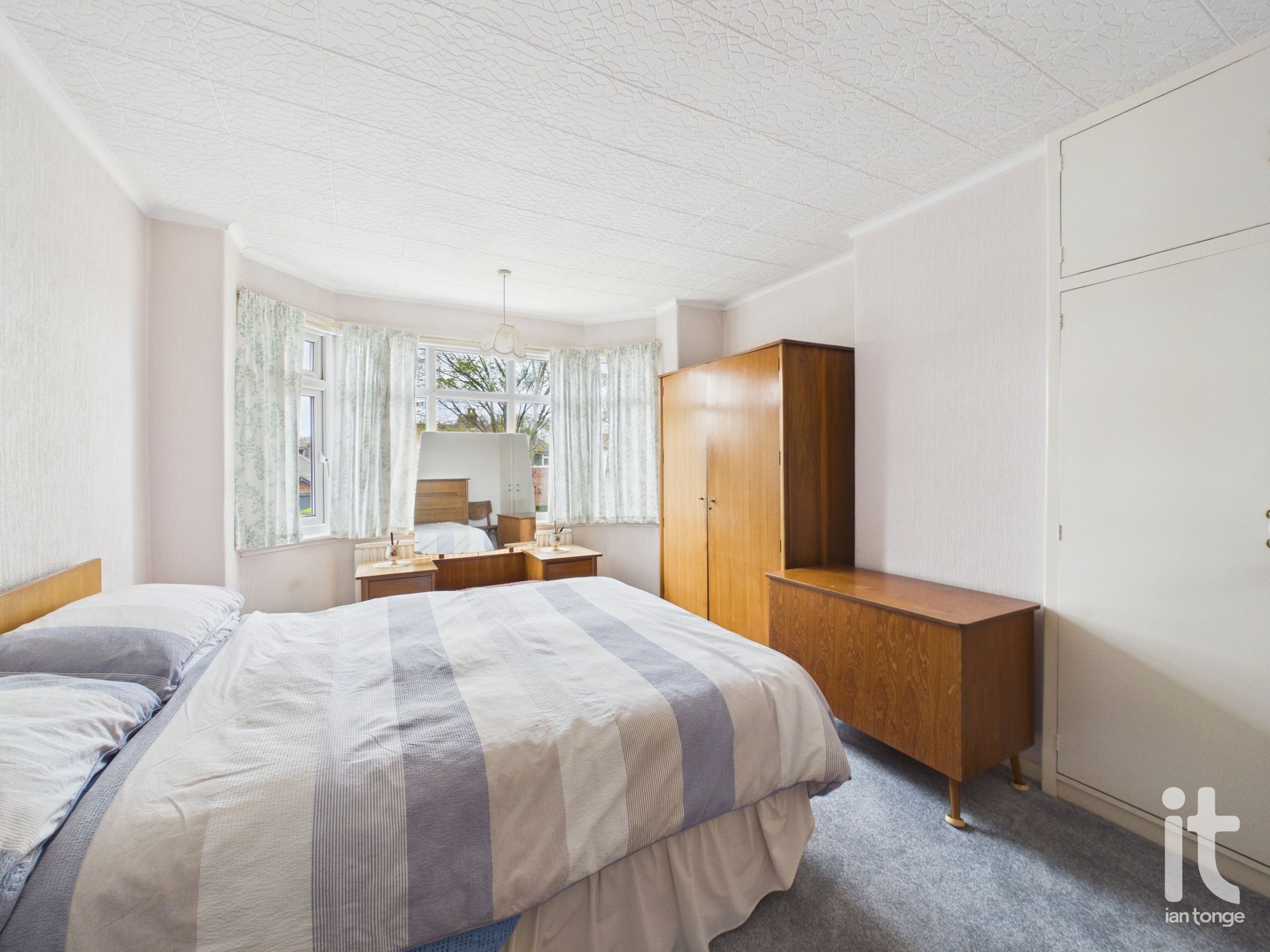 3 bedroom semi-detached house For Sale in Stockport - Photograph 3.