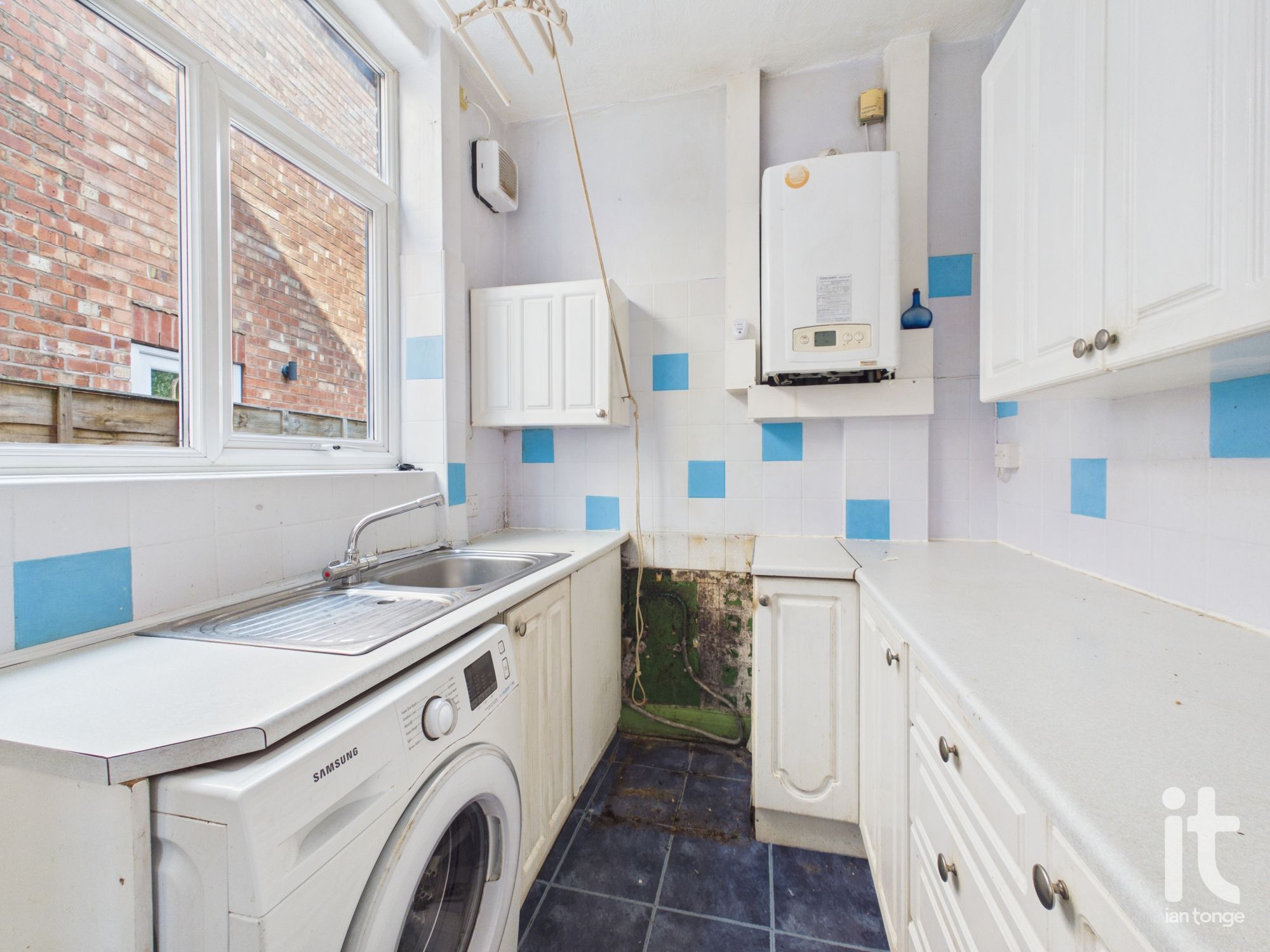 3 bedroom detached house For Sale in Stockport - Photograph 7.