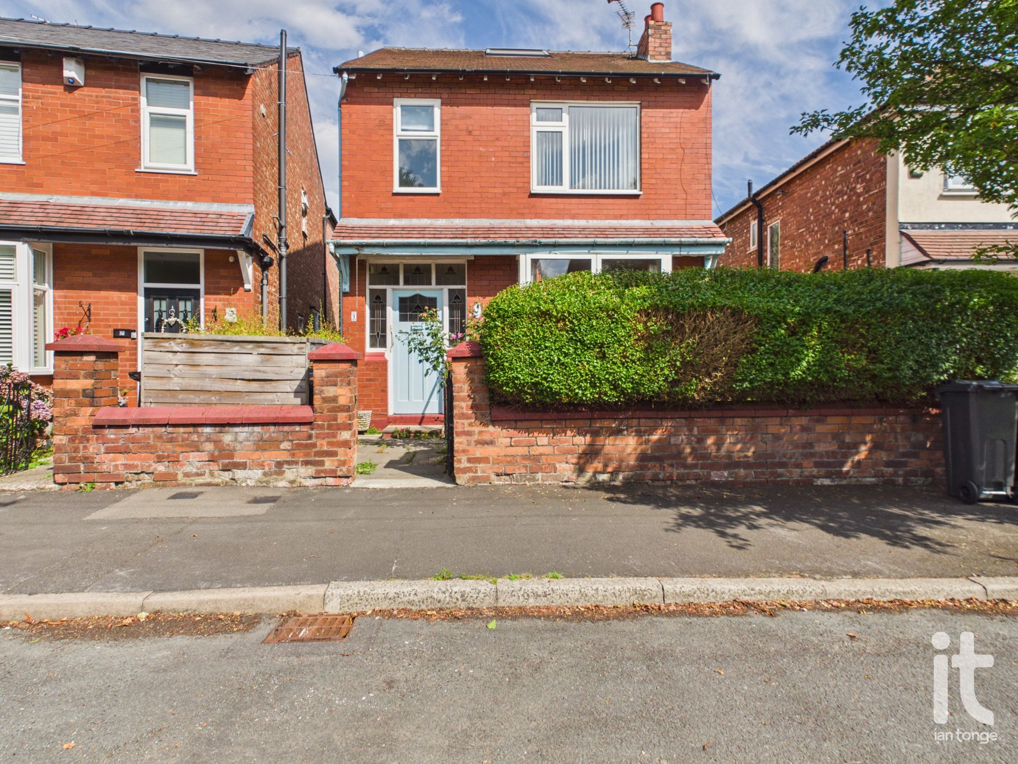 3 bedroom detached house For Sale in Stockport - Property photograph.