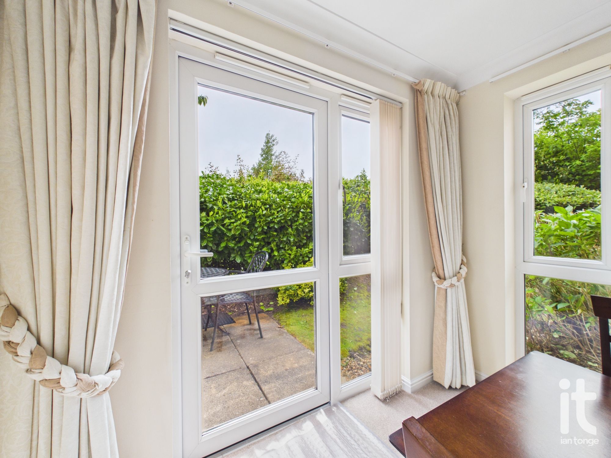 2 bedroom flat flat/apartment For Sale in Stockport - Photograph 8.