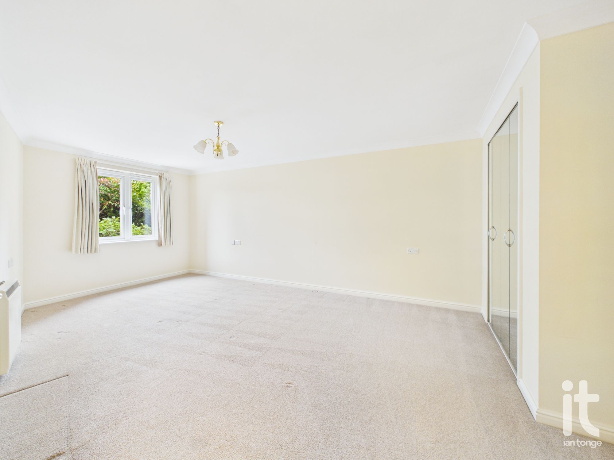 2 bedroom flat flat/apartment For Sale in Stockport - Property photograph.