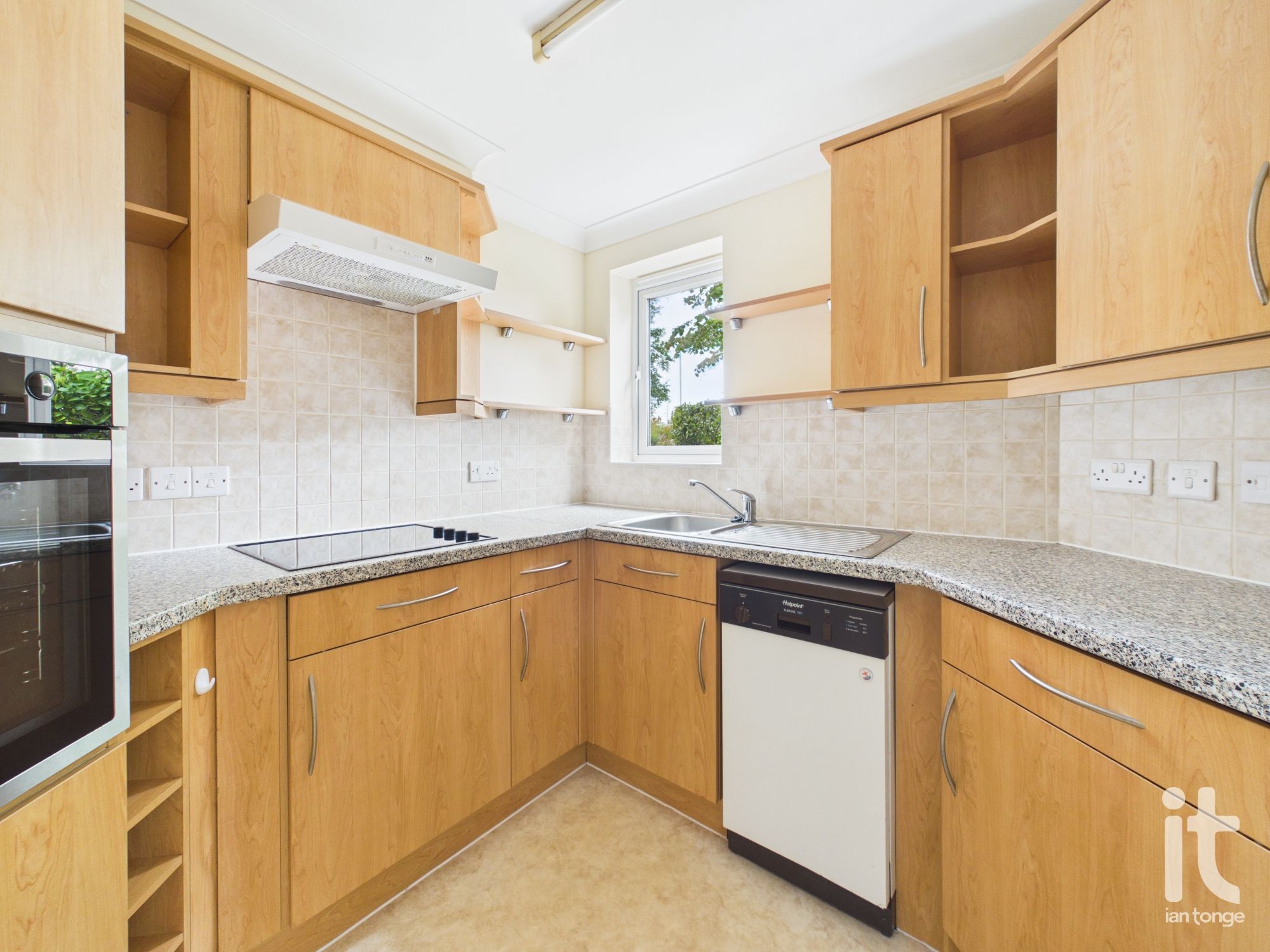 2 bedroom flat flat/apartment For Sale in Stockport - Photograph 5.