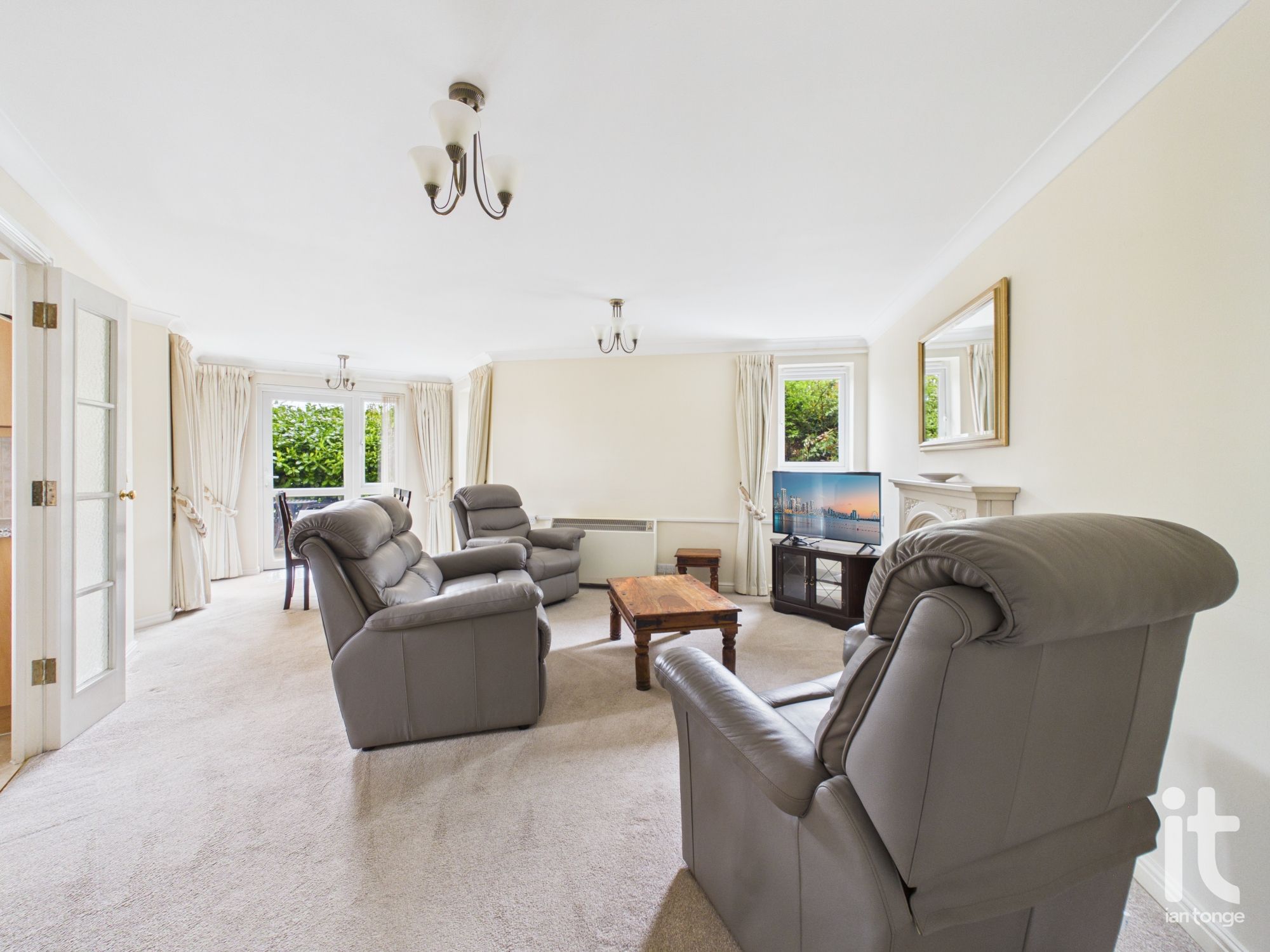 2 bedroom flat flat/apartment For Sale in Stockport - Photograph 6.