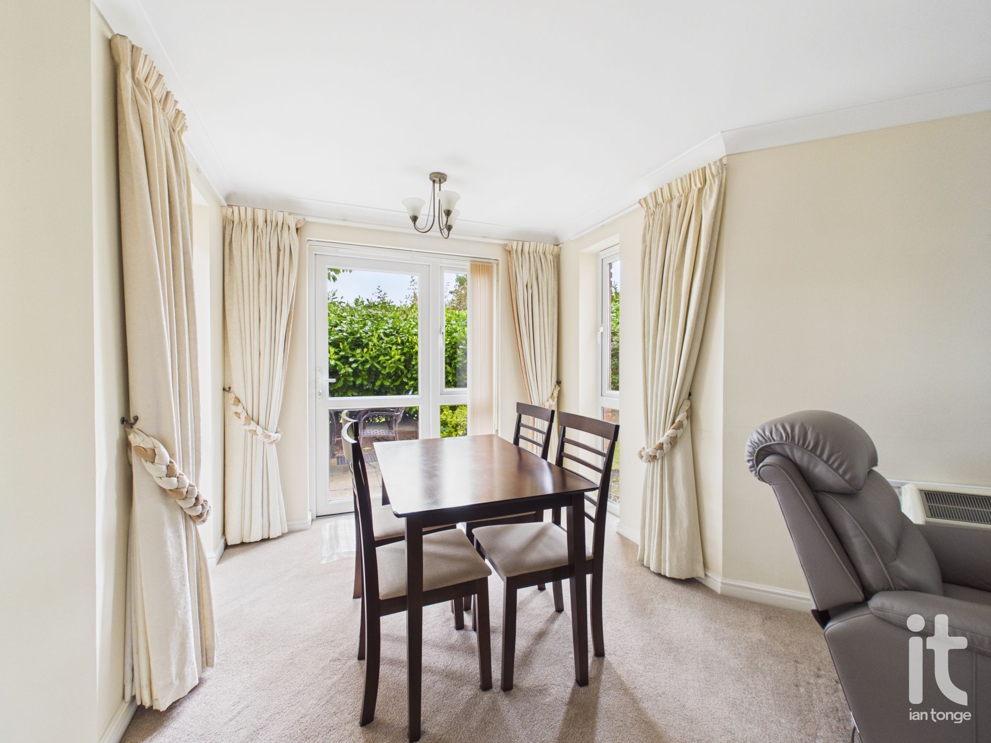 2 bedroom flat flat/apartment For Sale in Stockport - Photograph 7.
