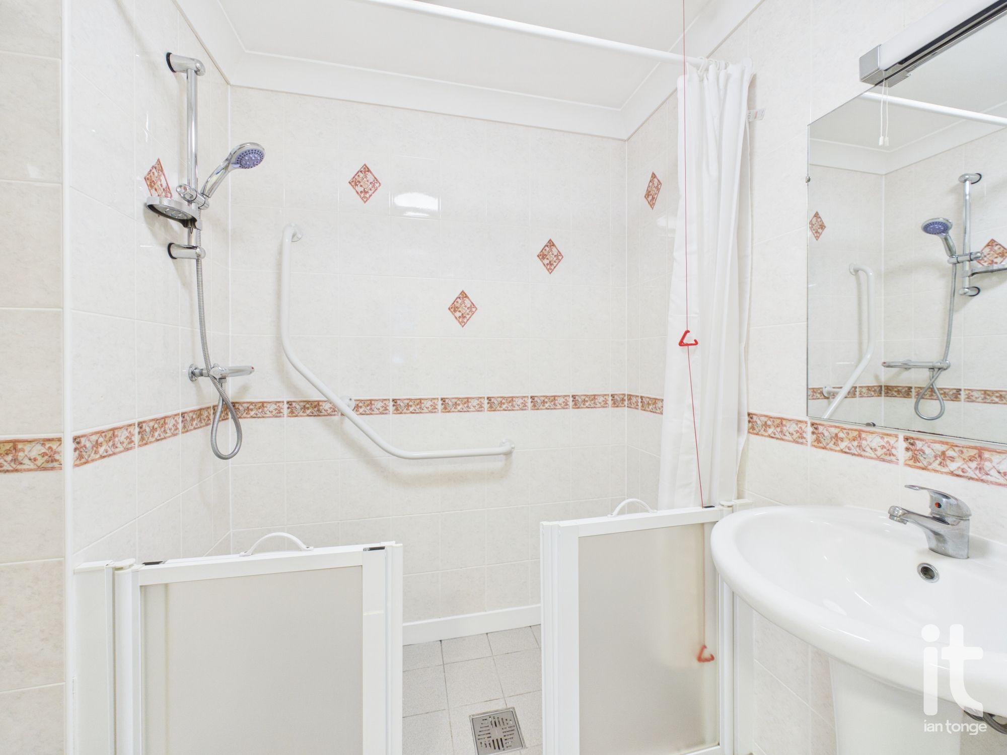2 bedroom flat flat/apartment For Sale in Stockport - Photograph 9.
