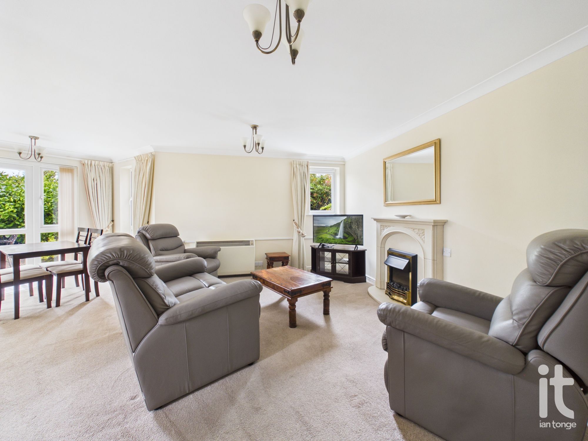2 bedroom flat flat/apartment For Sale in Stockport - Property photograph.
