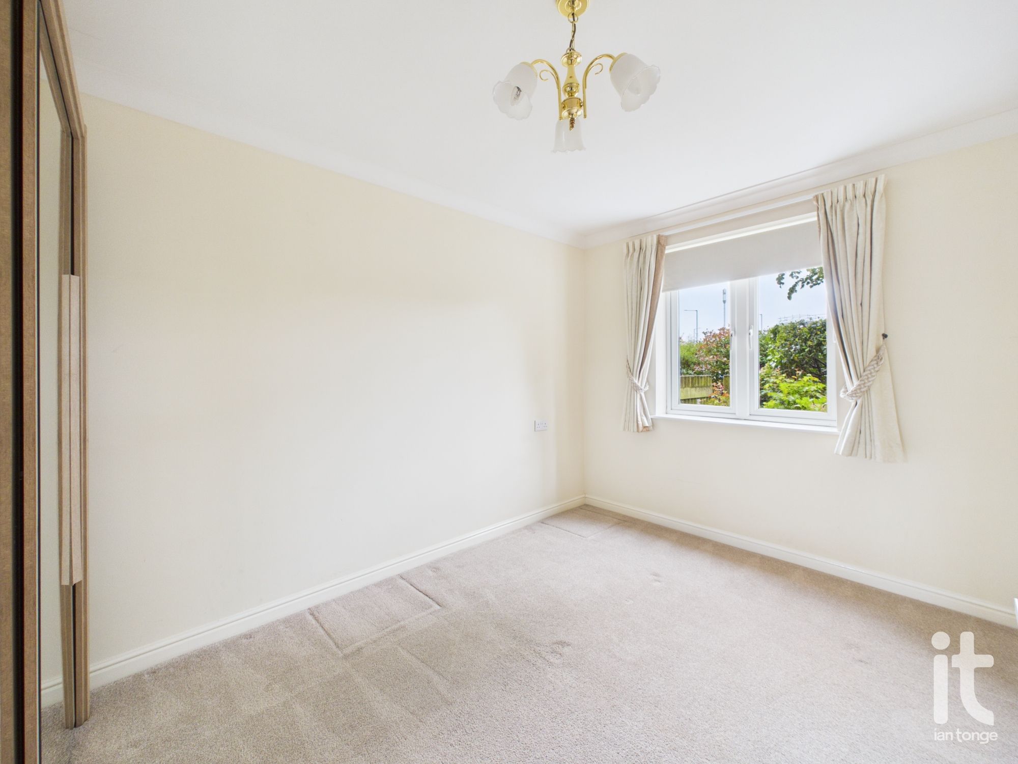 2 bedroom flat flat/apartment For Sale in Stockport - Photograph 11.