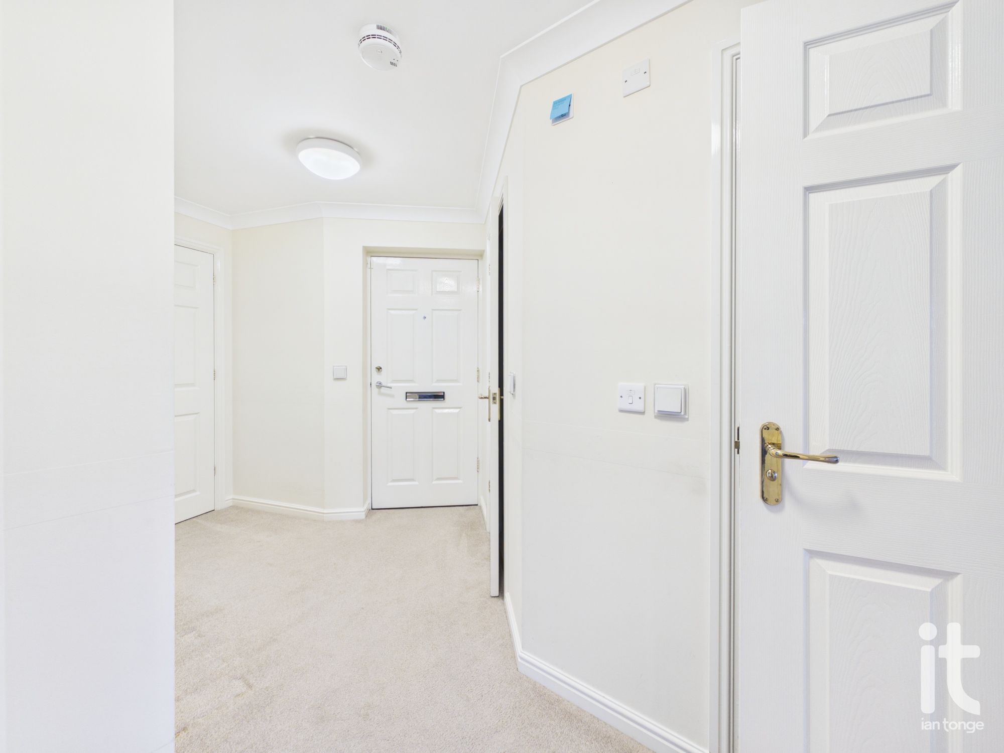 2 bedroom flat flat/apartment For Sale in Stockport - Photograph 4.