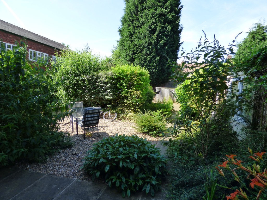1 bedroom ground floor flat/apartment For Sale in Stockport - Photograph 5.