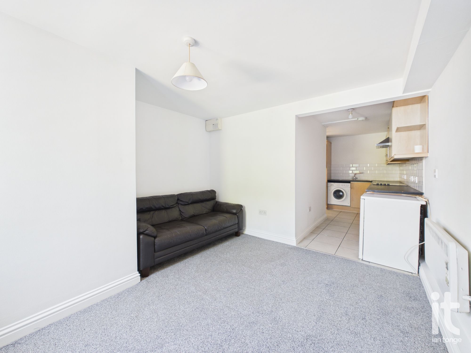 1 bedroom ground floor flat/apartment For Sale in Stockport - Photograph 4.