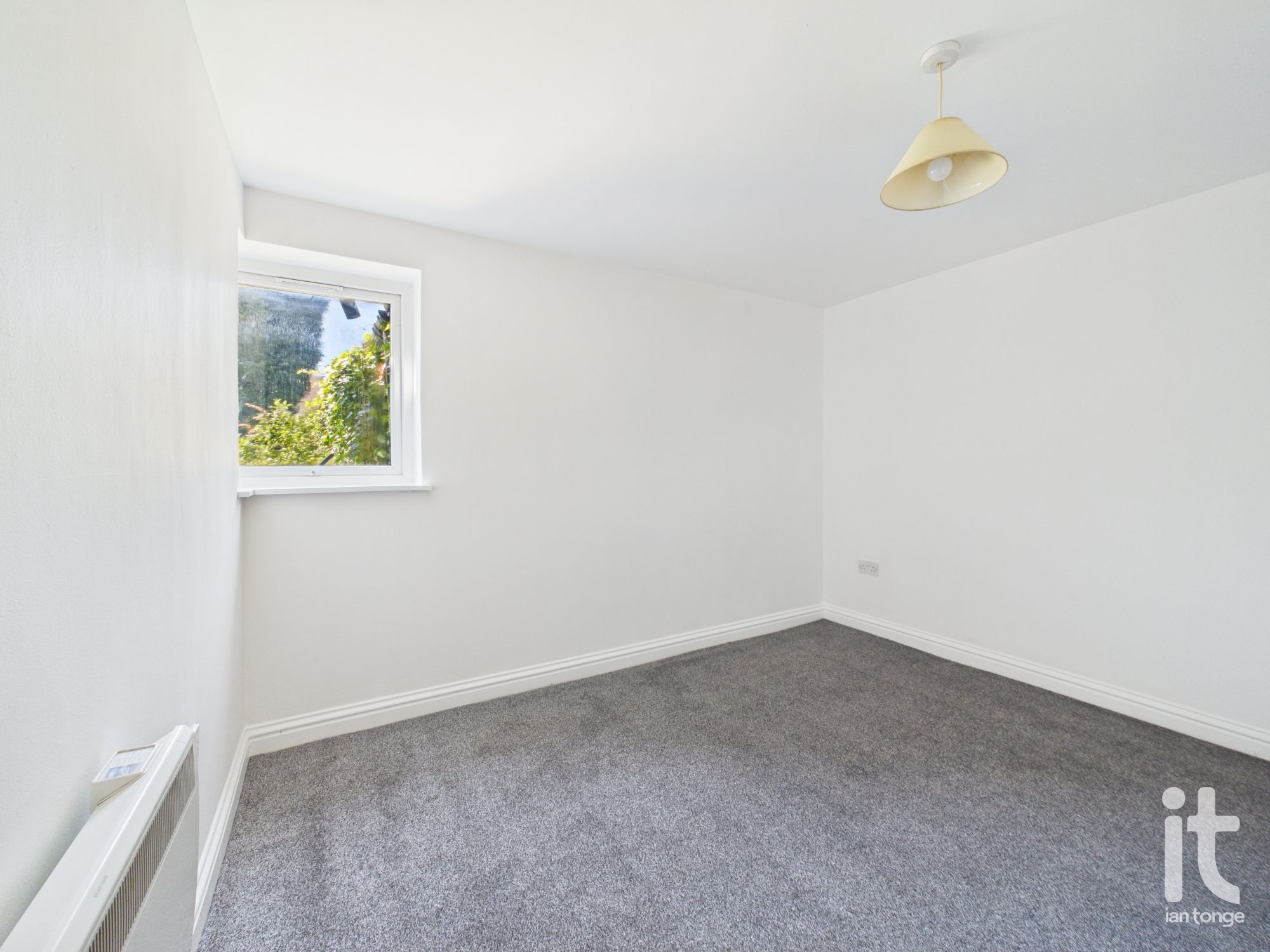 1 bedroom ground floor flat/apartment For Sale in Stockport - Photograph 5.