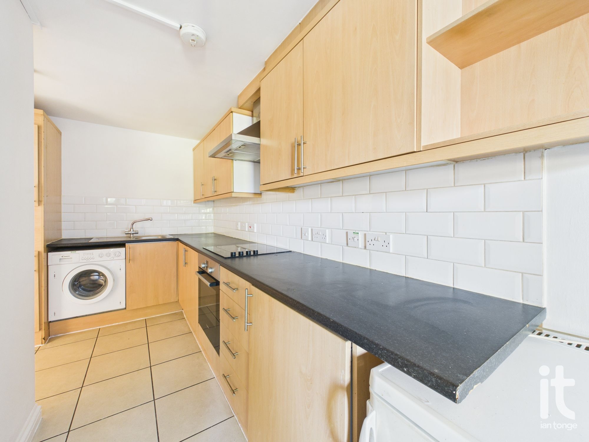 1 bedroom ground floor flat/apartment For Sale in Stockport - Photograph 7.