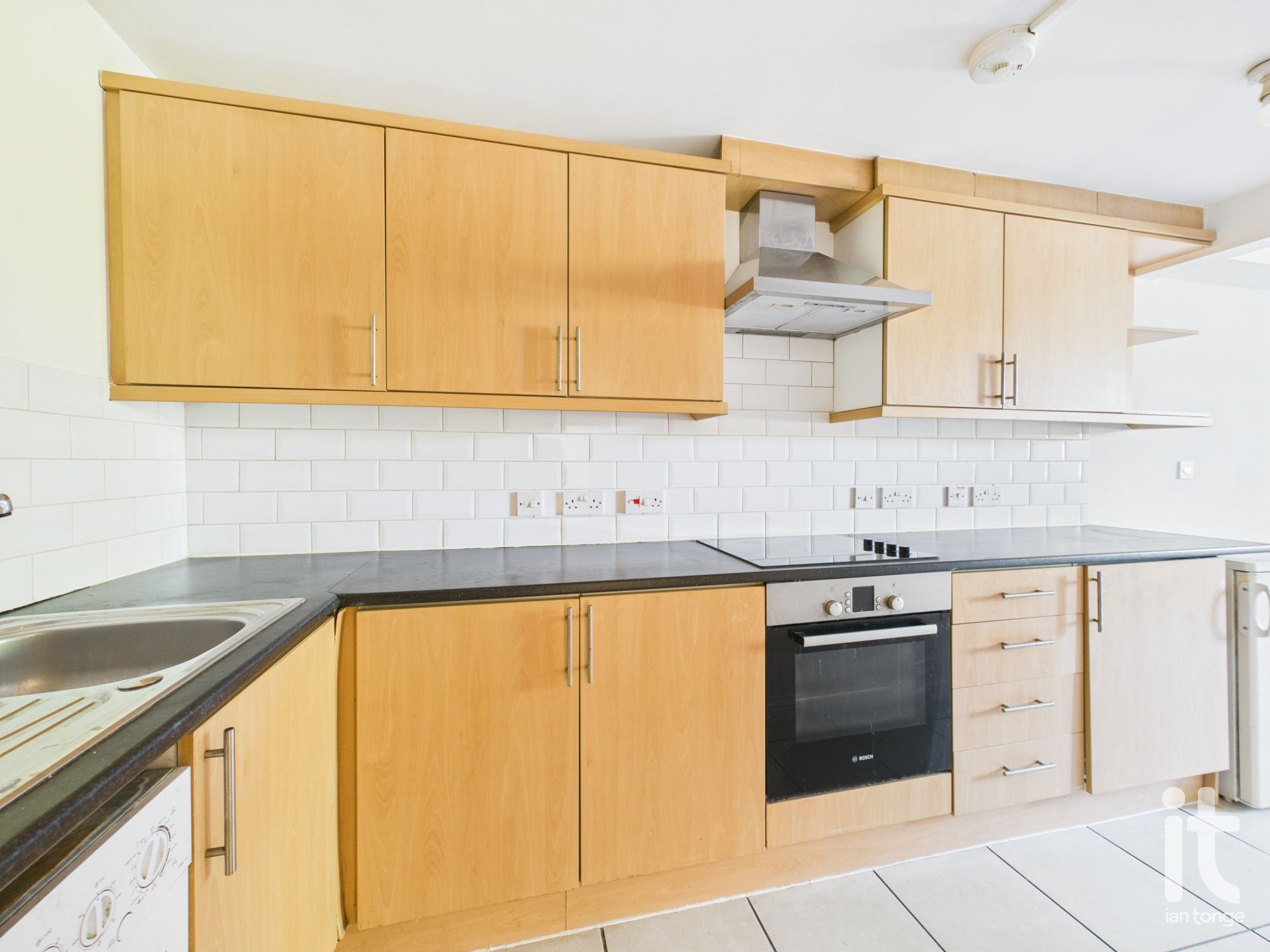 1 bedroom ground floor flat/apartment For Sale in Stockport - Photograph 2.