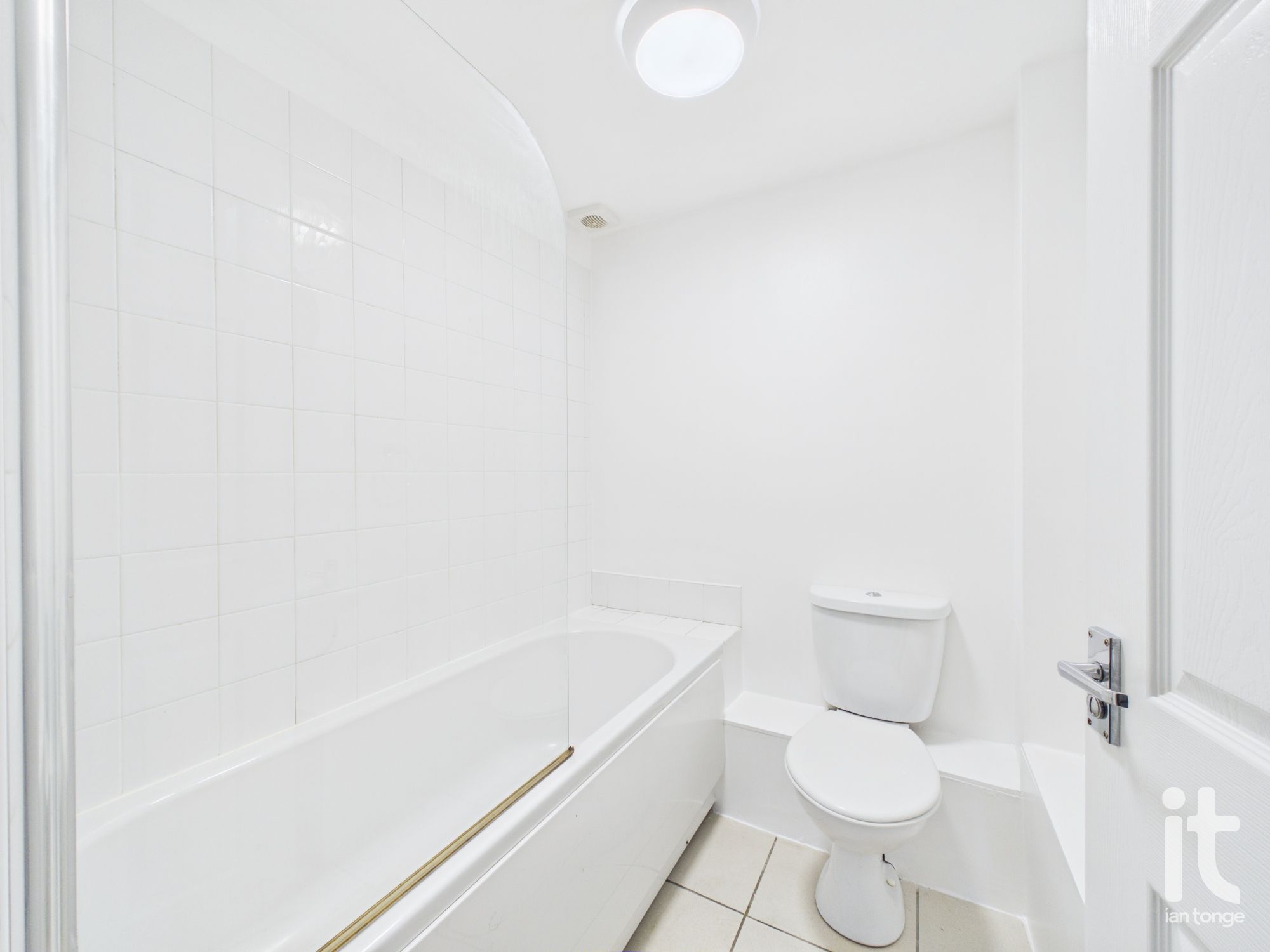 1 bedroom ground floor flat/apartment For Sale in Stockport - Photograph 6.