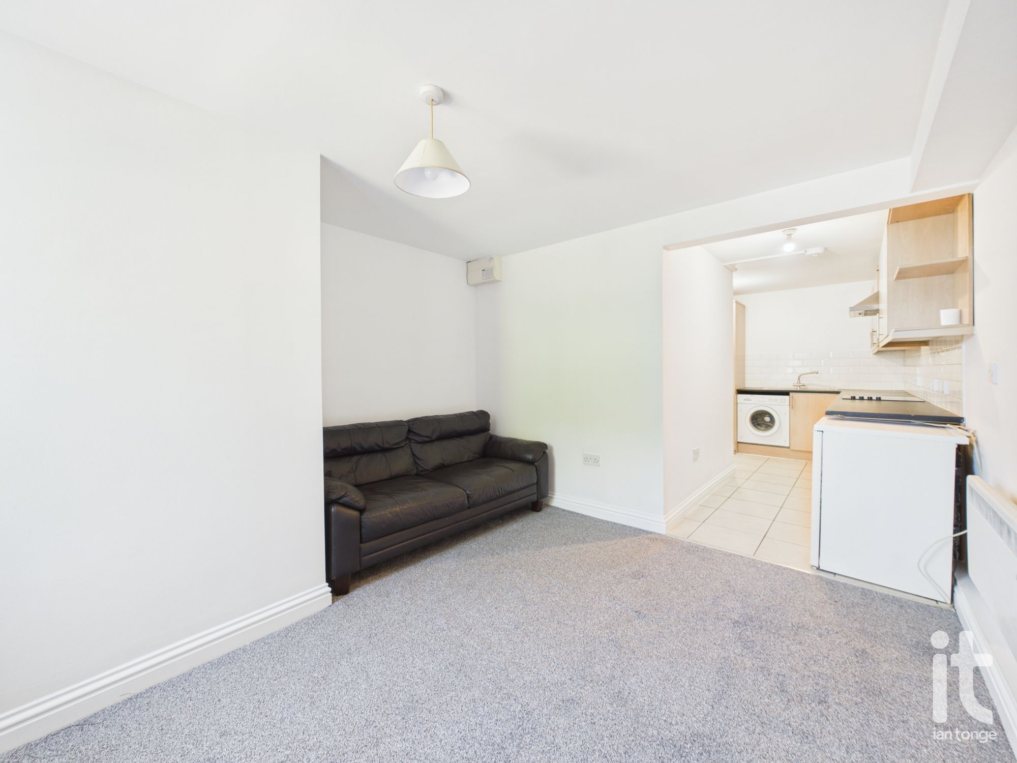 1 bedroom ground floor flat/apartment For Sale in Stockport - Photograph 8.