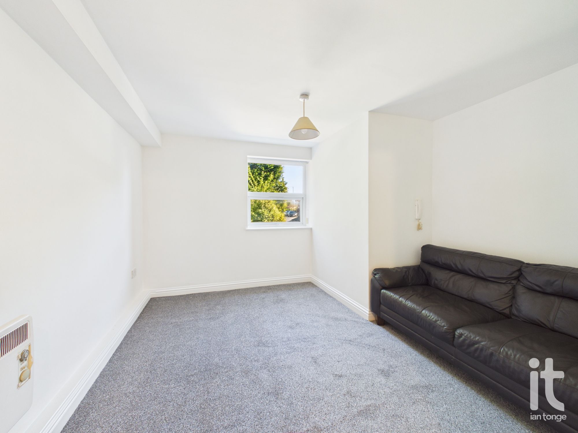 1 bedroom ground floor flat/apartment For Sale in Stockport - Photograph 9.