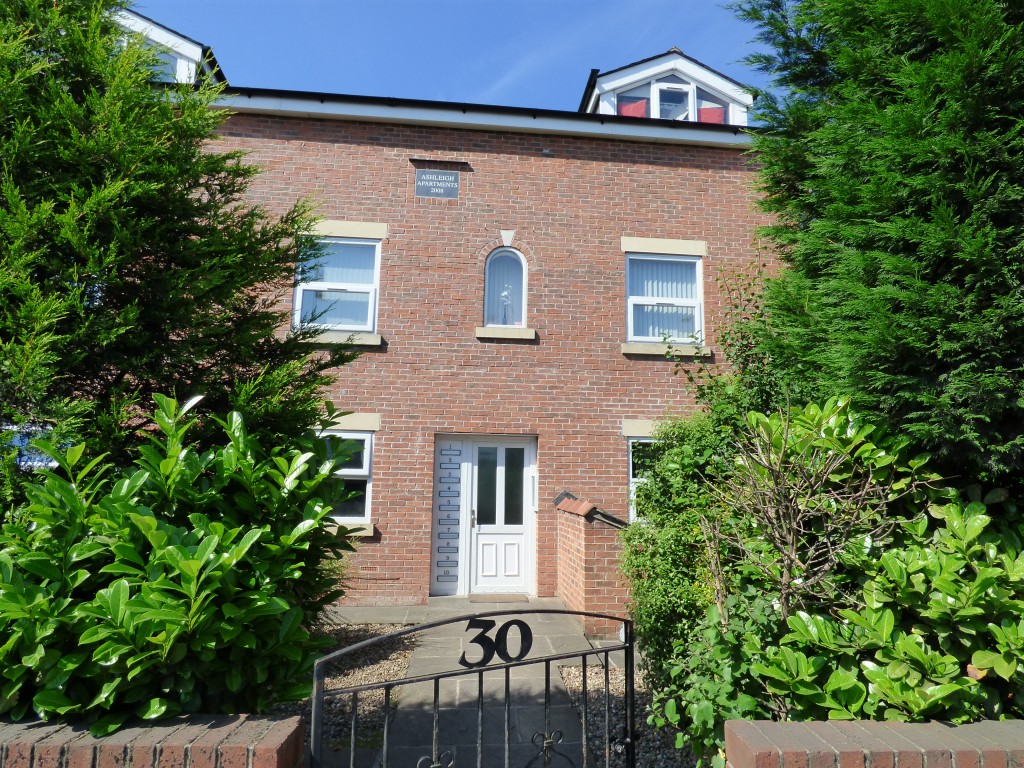 1 bedroom ground floor flat/apartment For Sale in Stockport - 1.