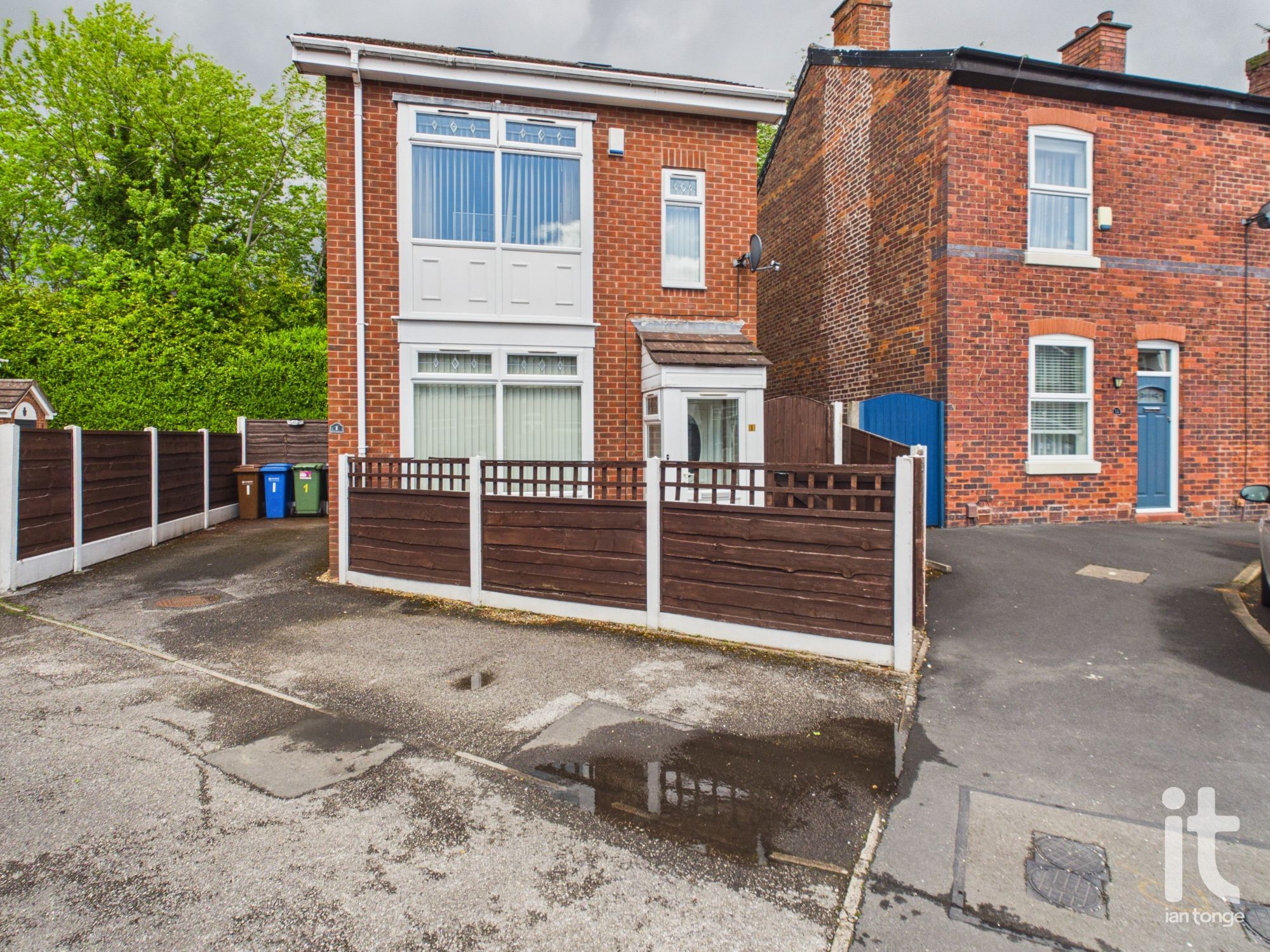 3 bedroom detached house For Sale in Stockport - Property photograph.
