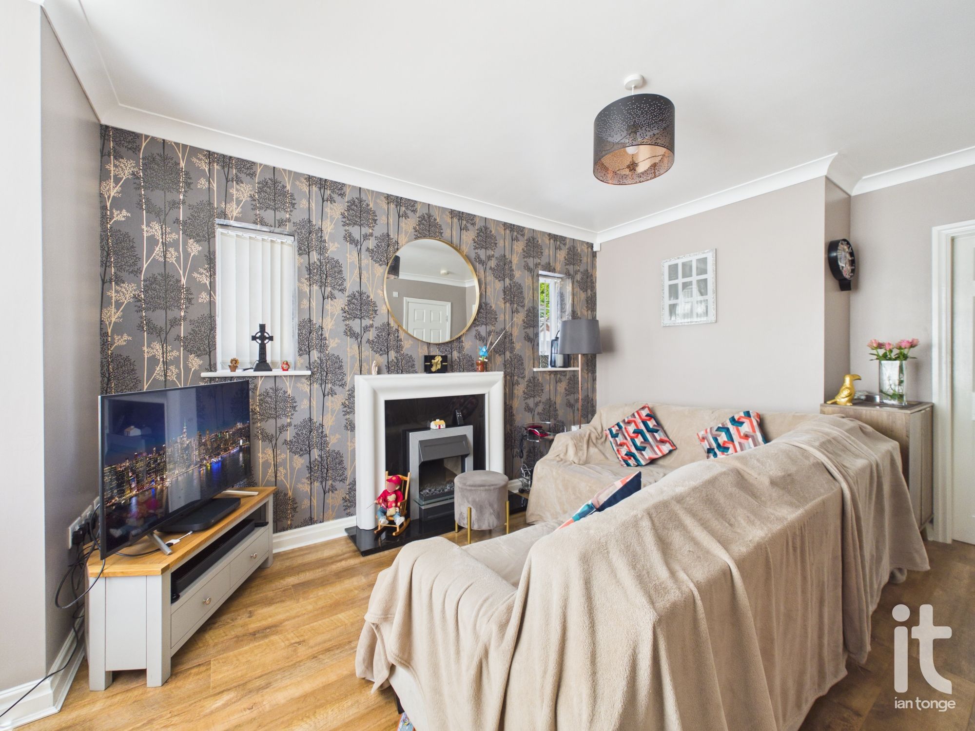 3 bedroom detached house For Sale in Stockport - Property photograph.