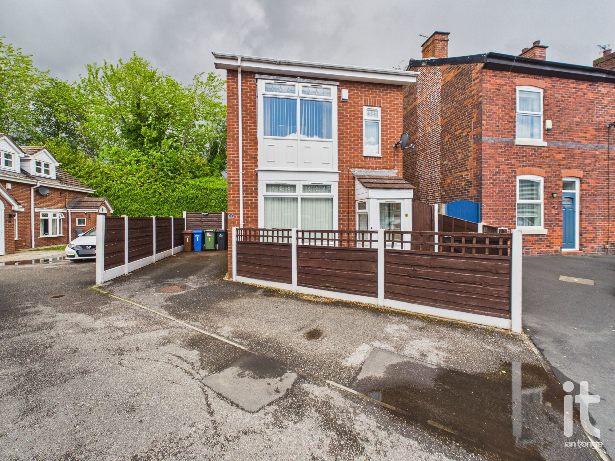 3 bedroom detached house For Sale in Stockport - Photograph 17.