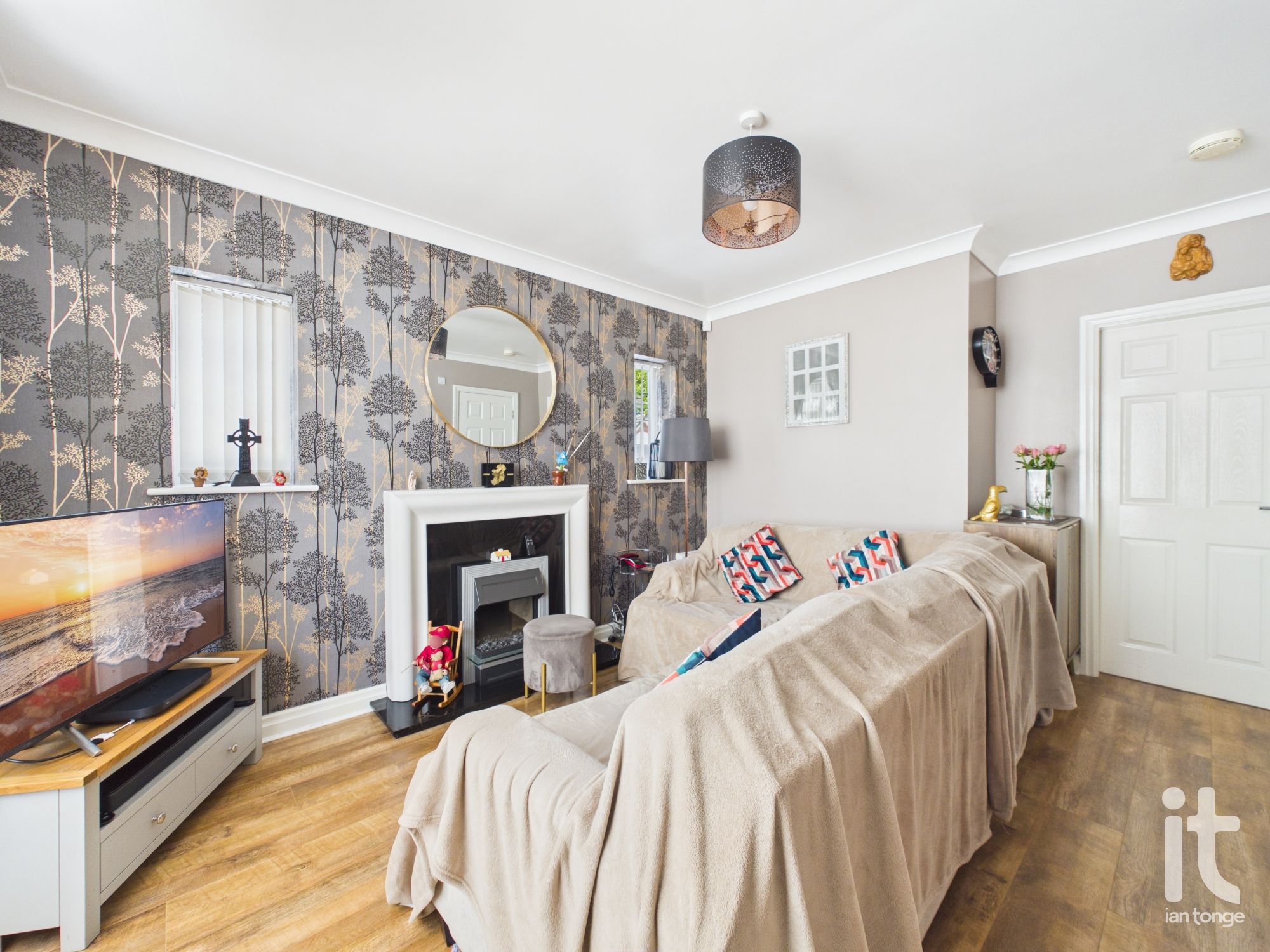 3 bedroom detached house For Sale in Stockport - Photograph 5.