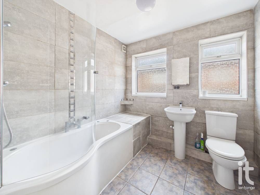 2 bedroom mid terraced house For Sale in Stockport - Photograph 6.