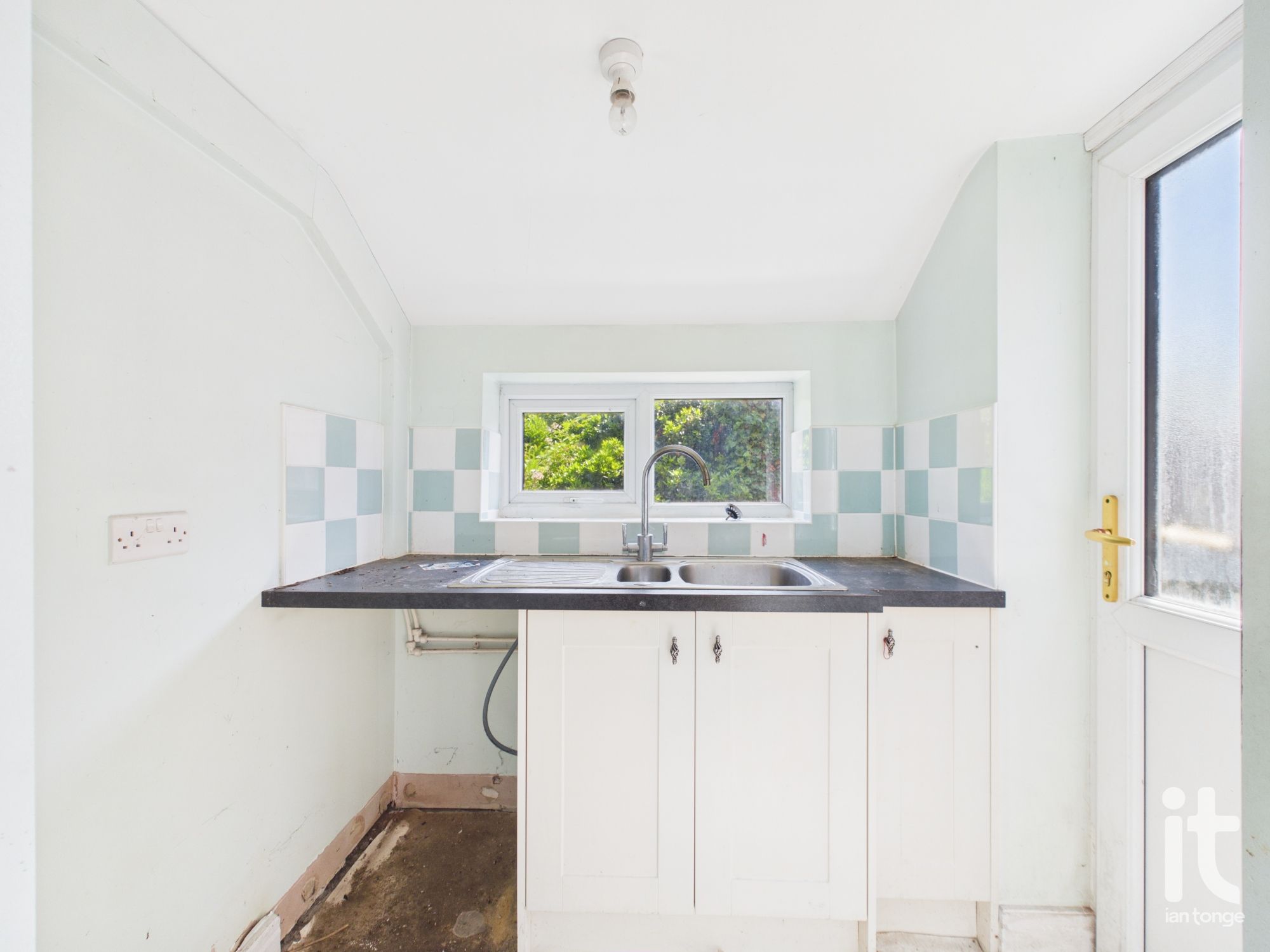 3 bedroom semi-detached house For Sale in Stockport - Photograph 19.