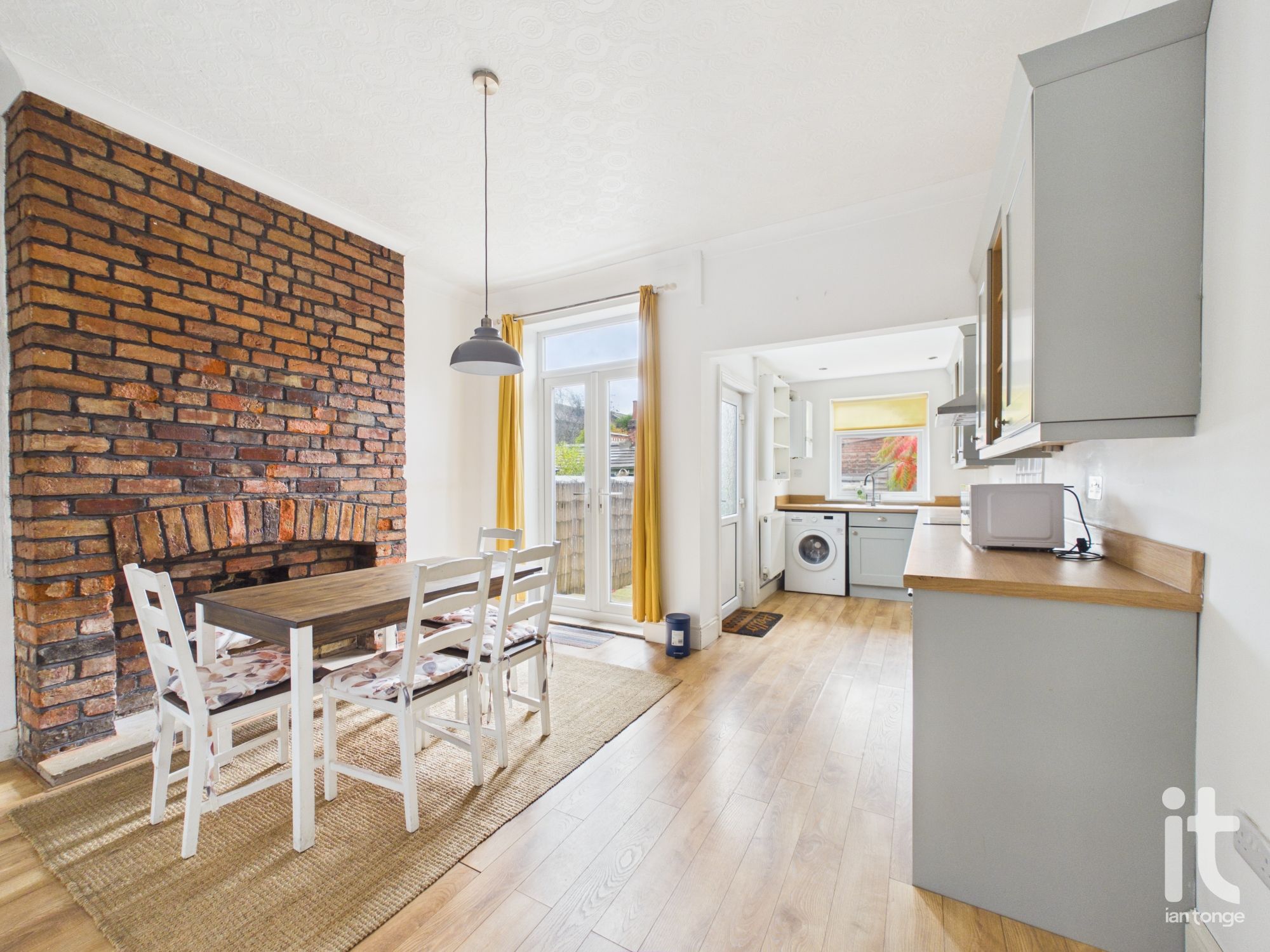 2 bedroom mid terraced house For Sale in Stockport - Photograph 6.