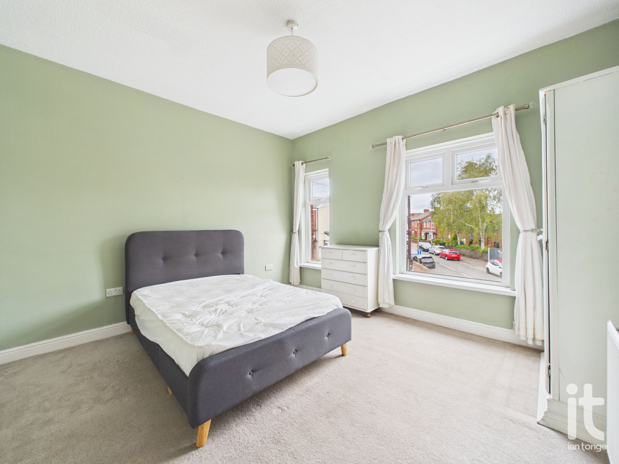 2 bedroom mid terraced house For Sale in Stockport - Photograph 3.