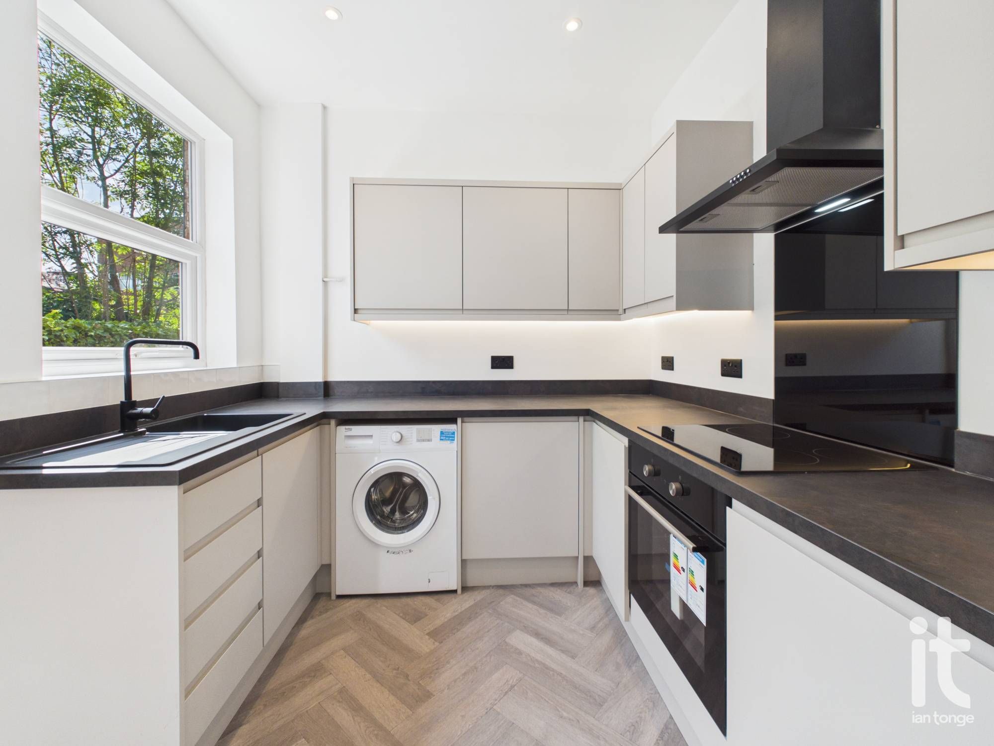2 bedroom end terraced house For Sale in Stockport - Photograph 8.