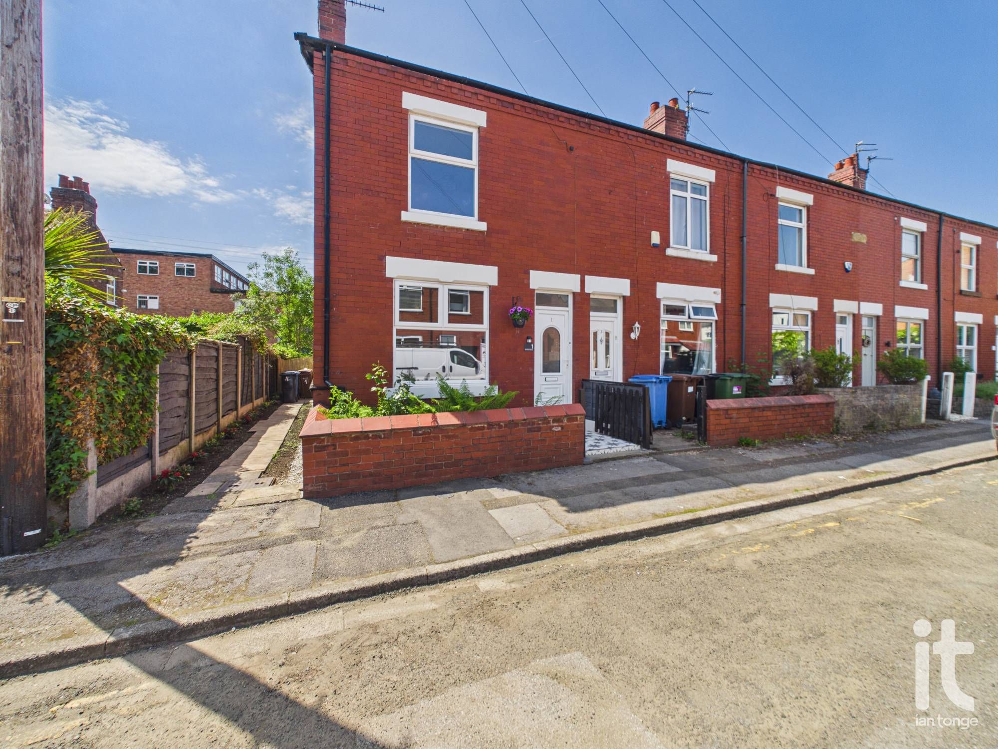 2 bedroom end terraced house For Sale in Stockport - Property photograph.