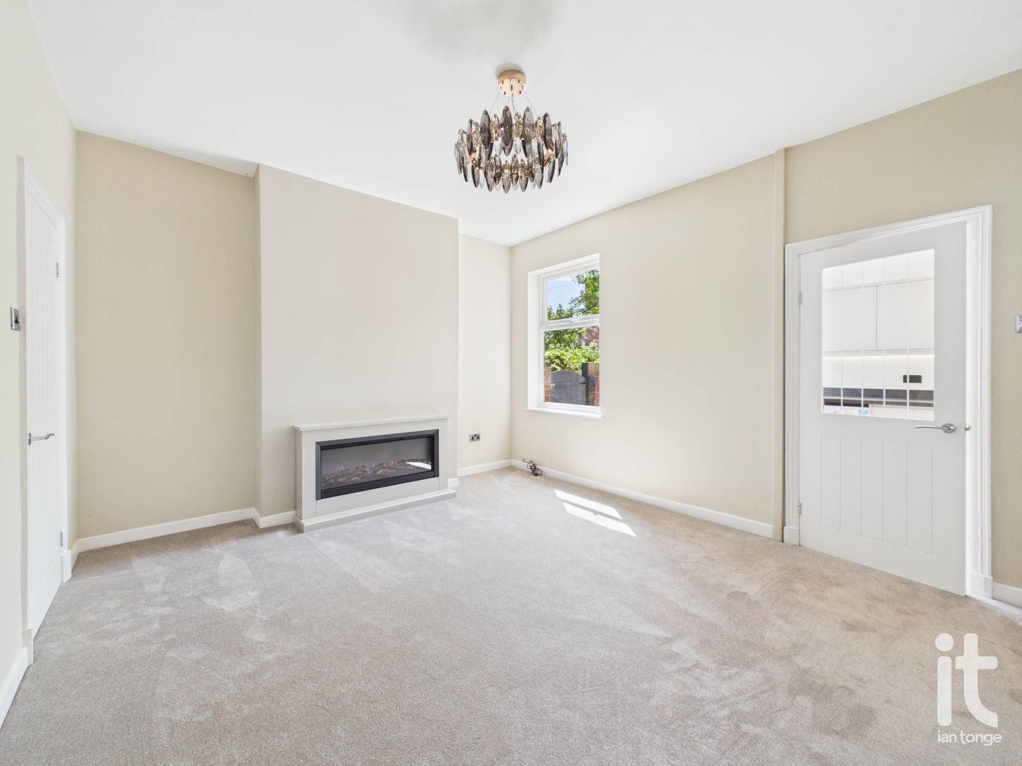 2 bedroom end terraced house For Sale in Stockport - Property photograph.