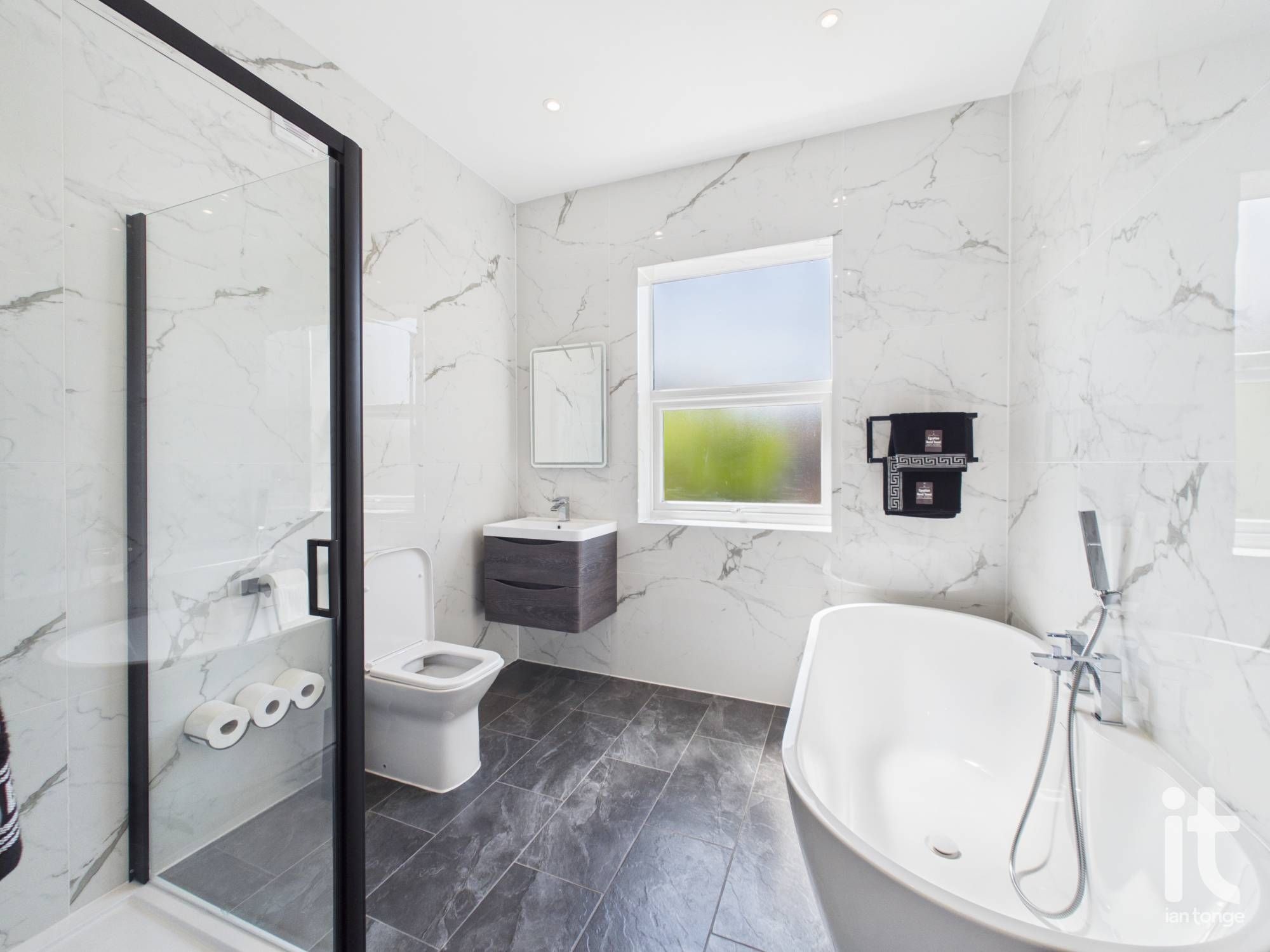 2 bedroom end terraced house For Sale in Stockport - Property photograph.