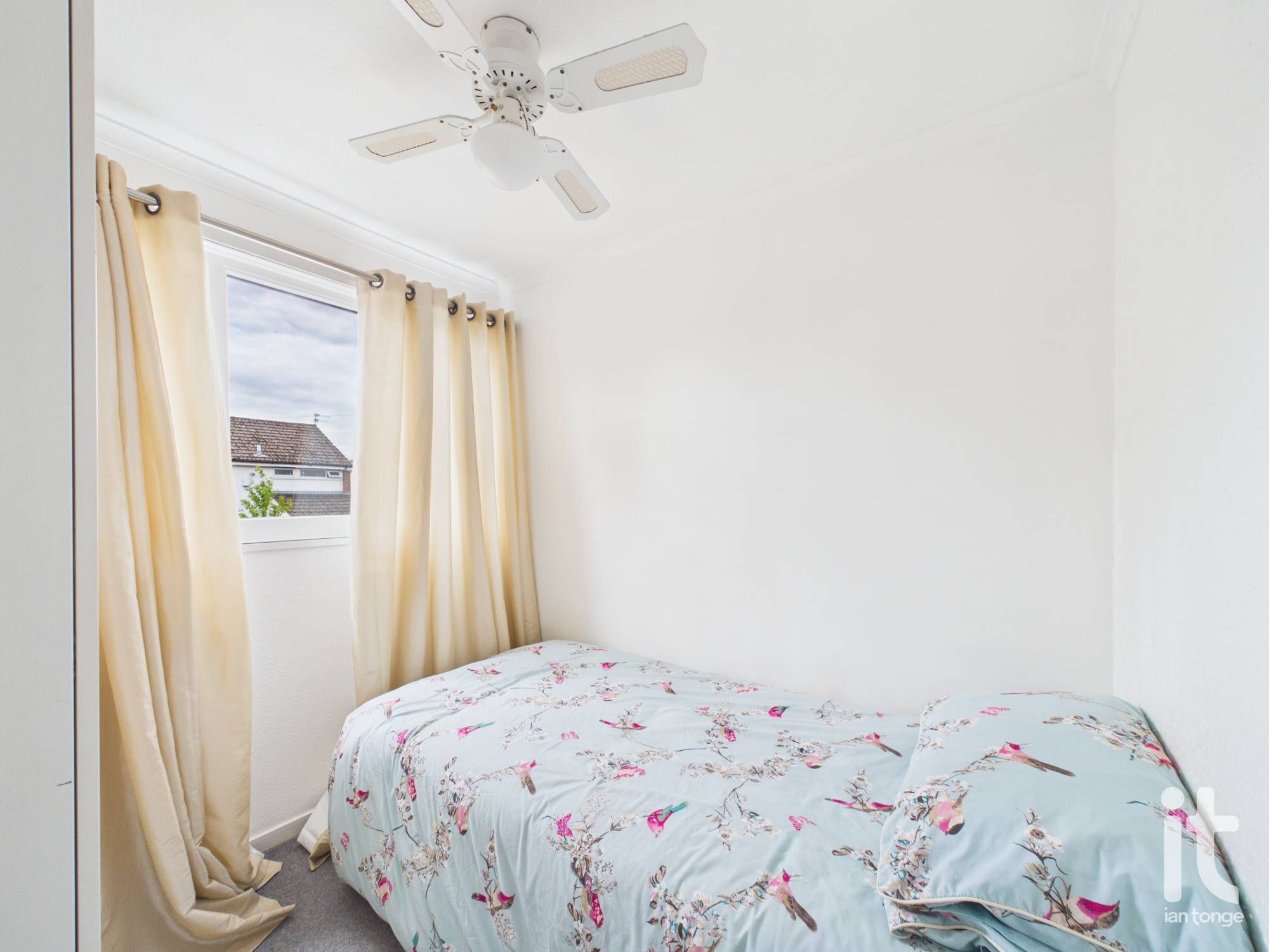 3 bedroom semi-detached house For Sale in Stockport - Photograph 12.