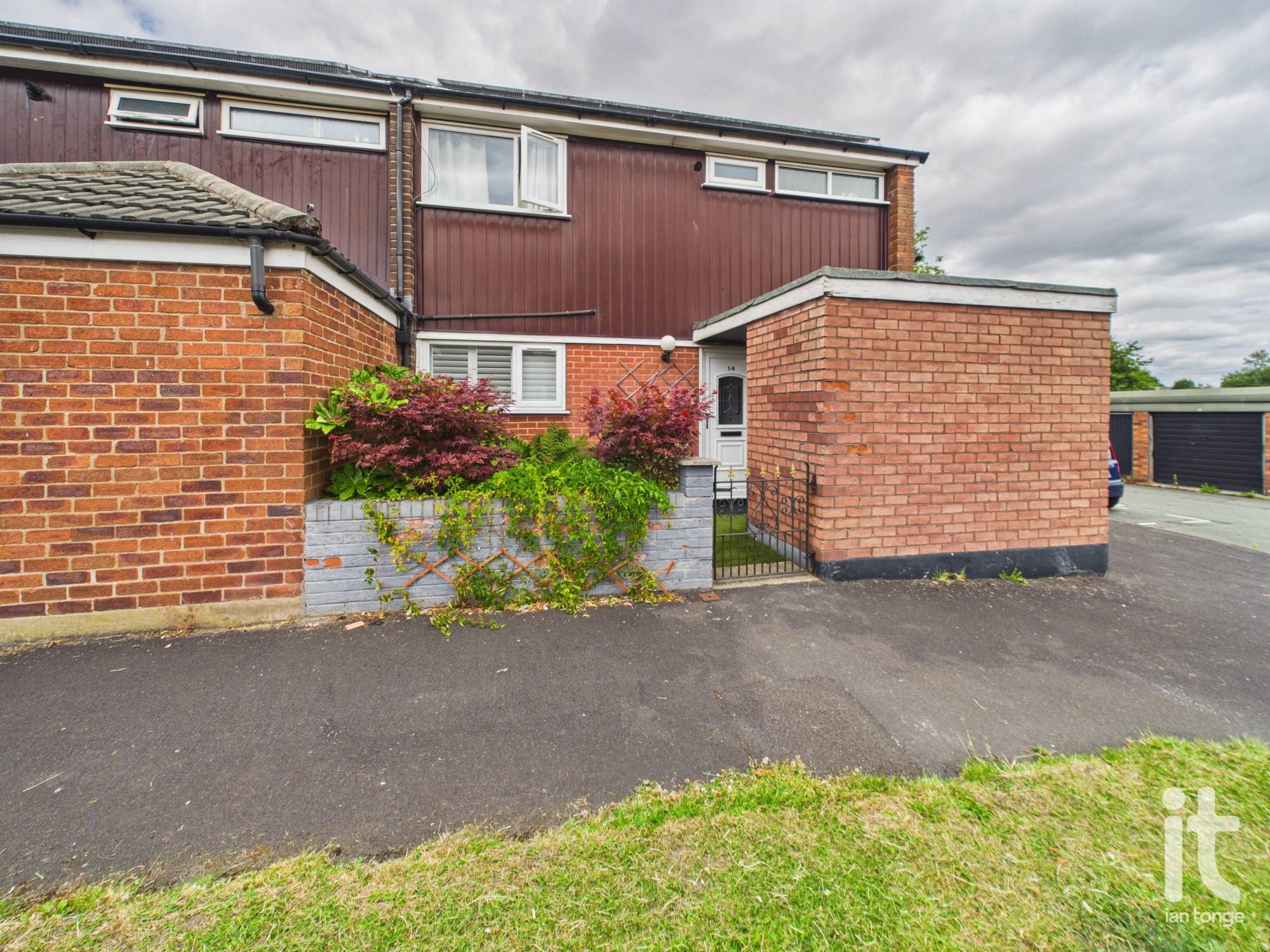 3 bedroom semi-detached house For Sale in Stockport - Property photograph.