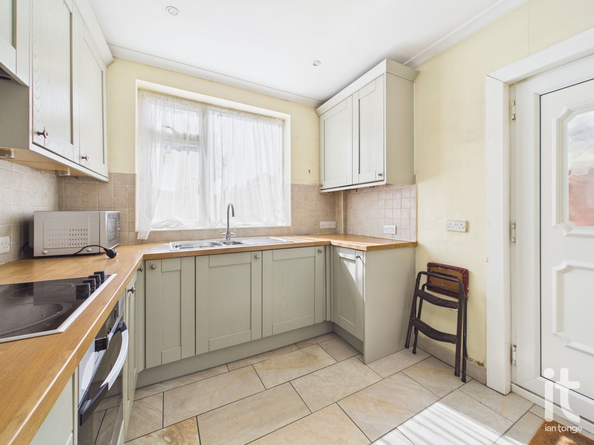 3 bedroom end terraced house For Sale in Stockport - Photograph 3.