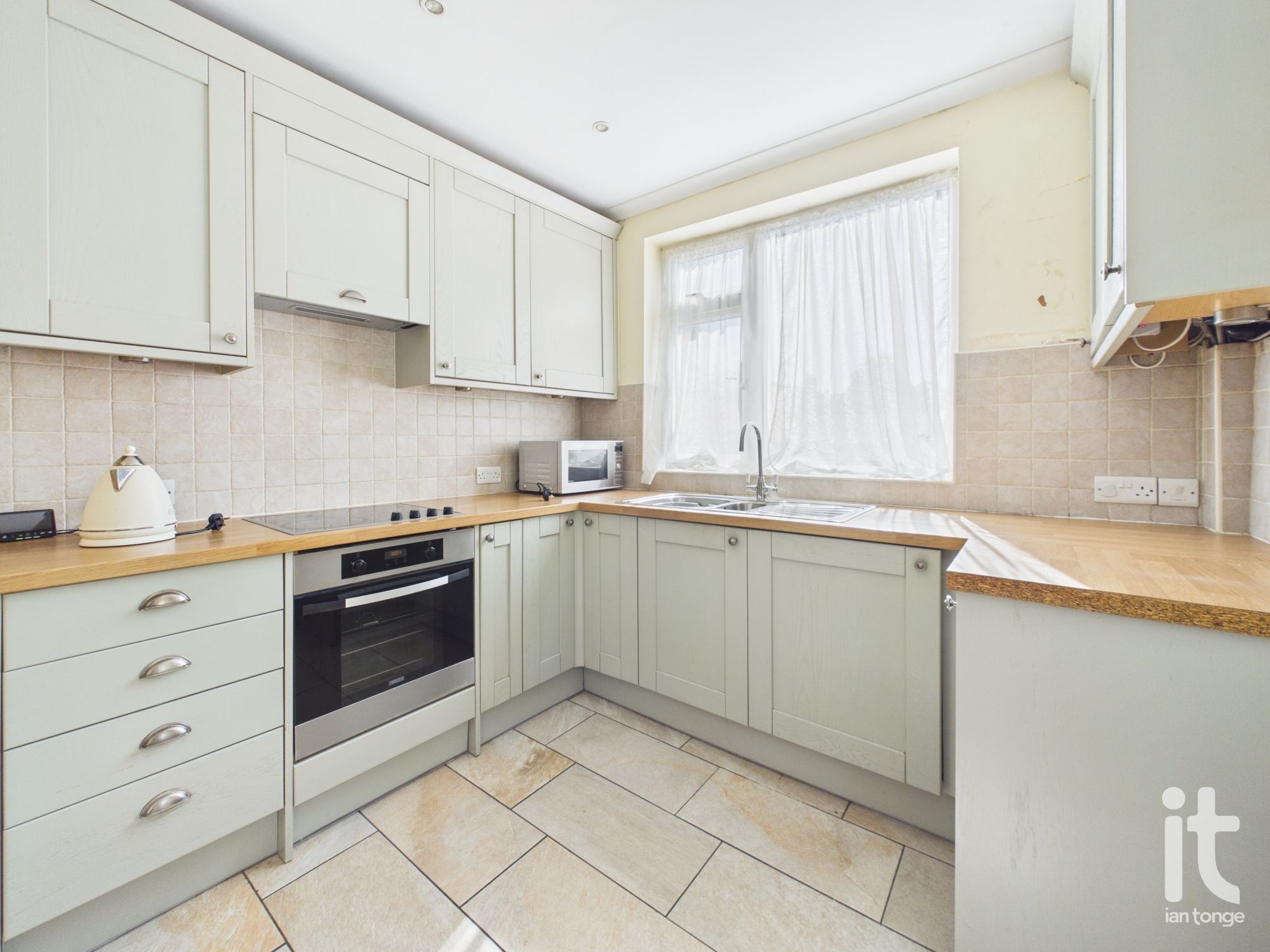 3 bedroom end terraced house For Sale in Stockport - Property photograph.