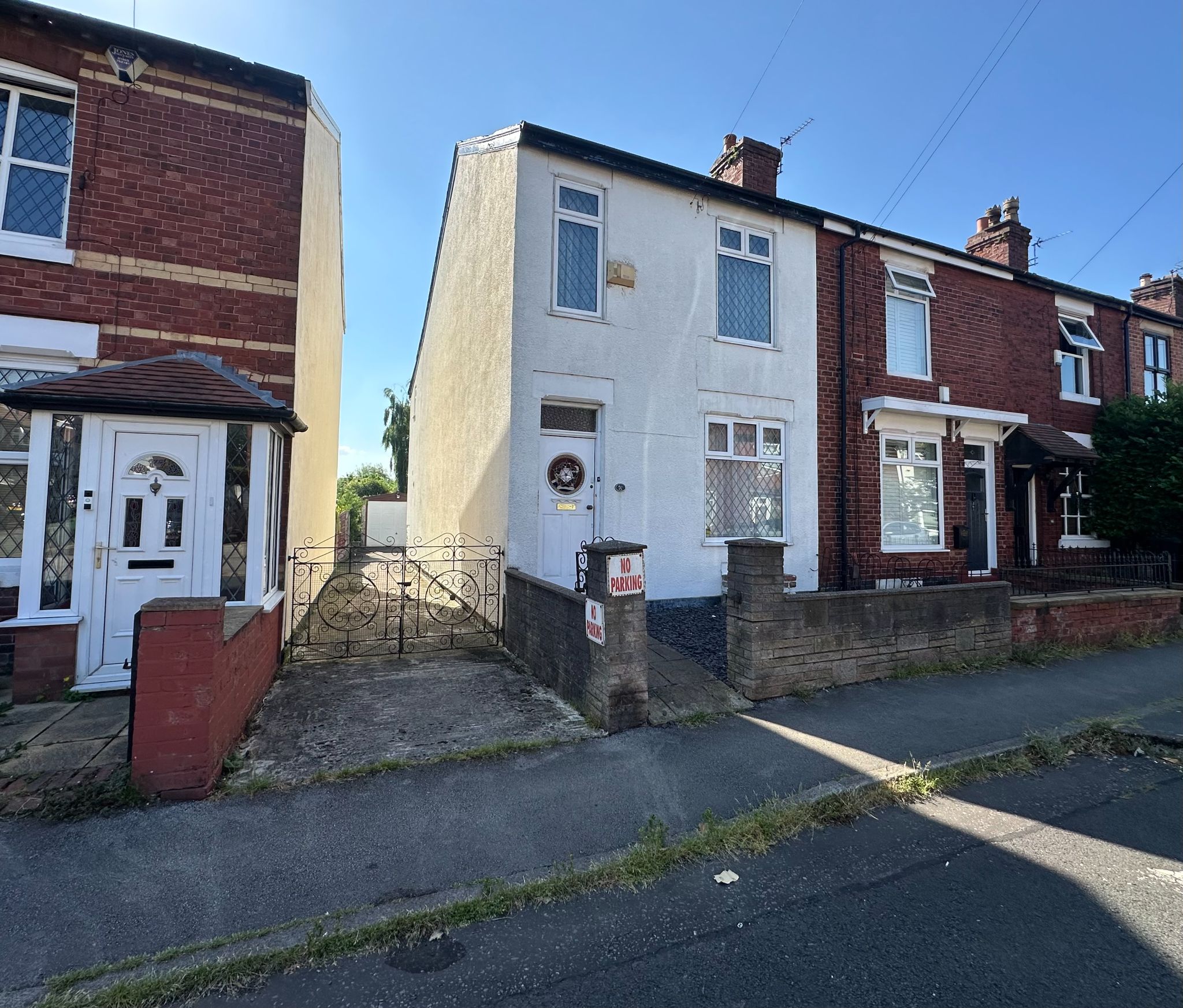 3 bedroom end terraced house For Sale in Stockport - Property photograph.