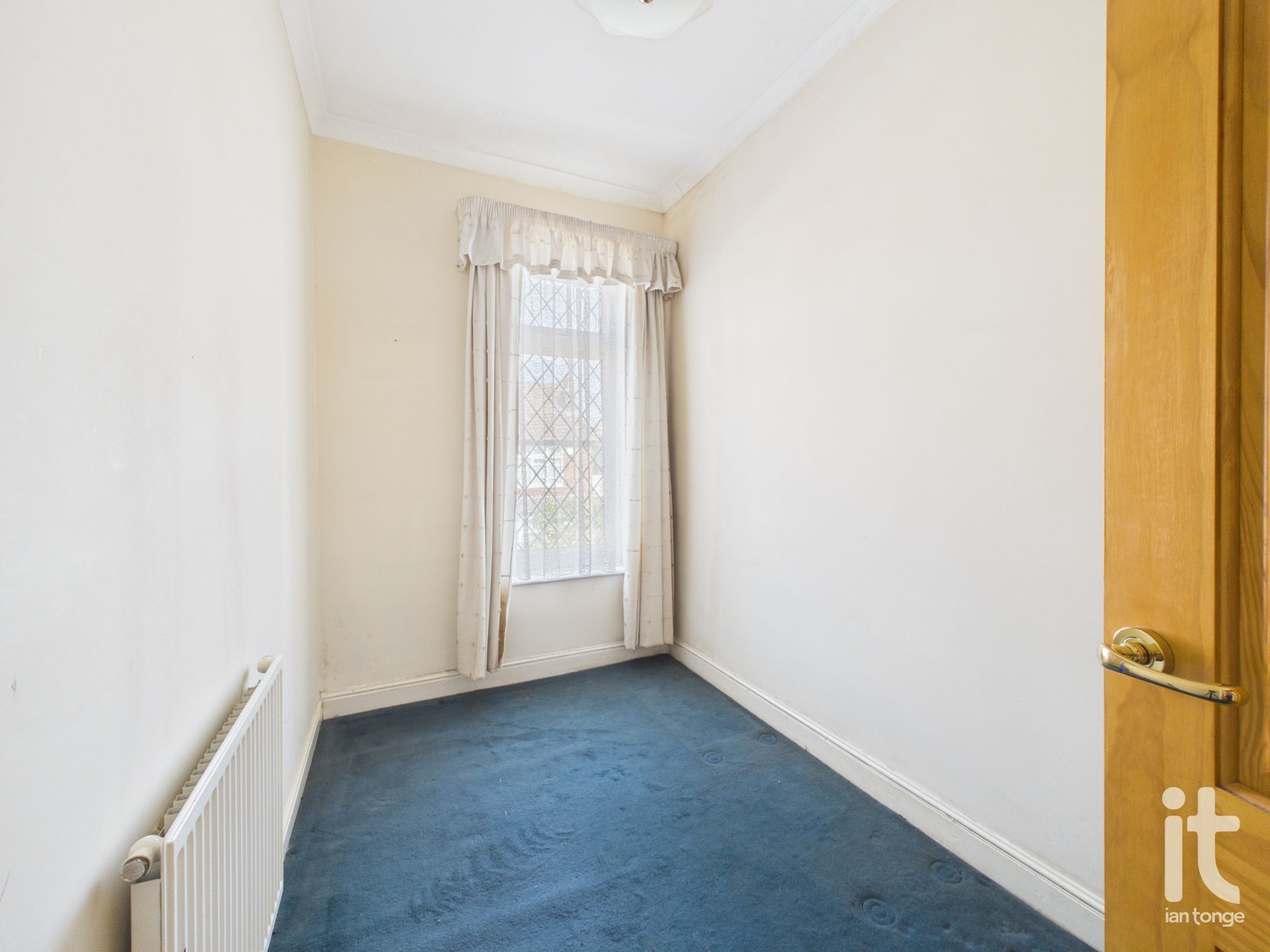 3 bedroom end terraced house For Sale in Stockport - Photograph 5.