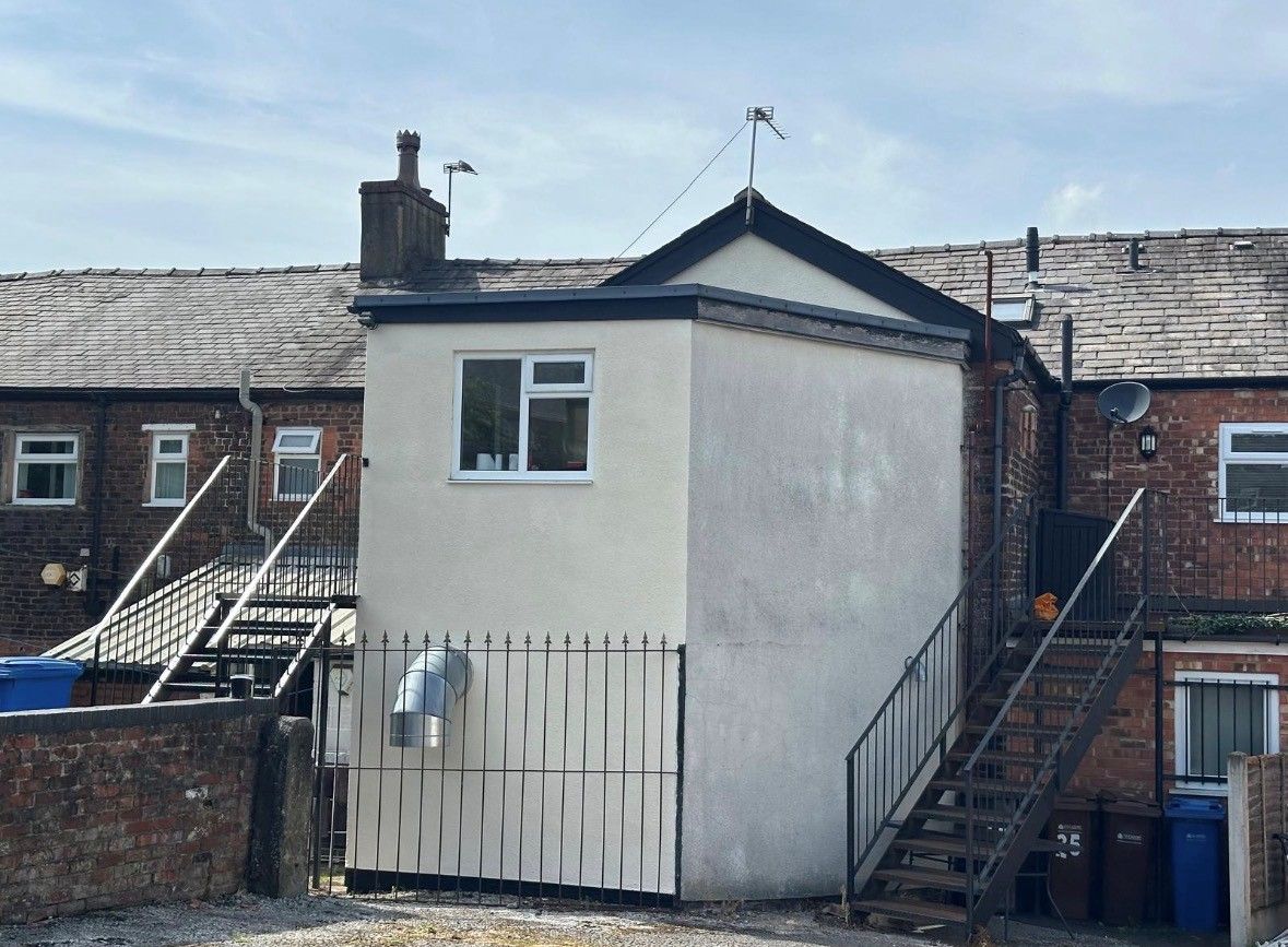 2 bedroom flat flat/apartment To Let in Stockport - Exterior.