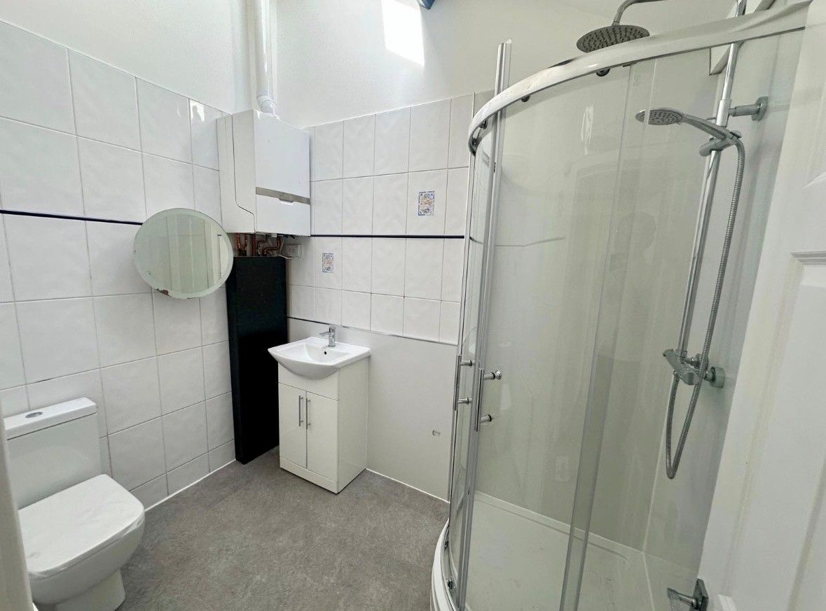 2 bedroom flat flat/apartment To Let in Stockport - Bathroom.